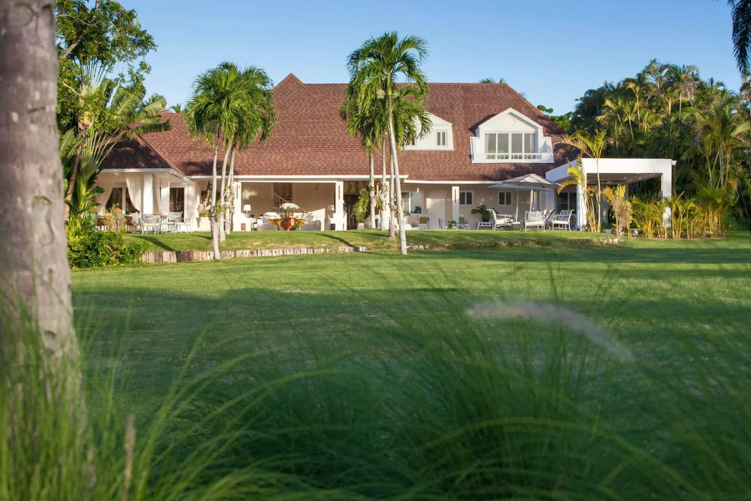 Regal Colonial-Style Villa with Private Pool and Lush Landscaping — photograph 2