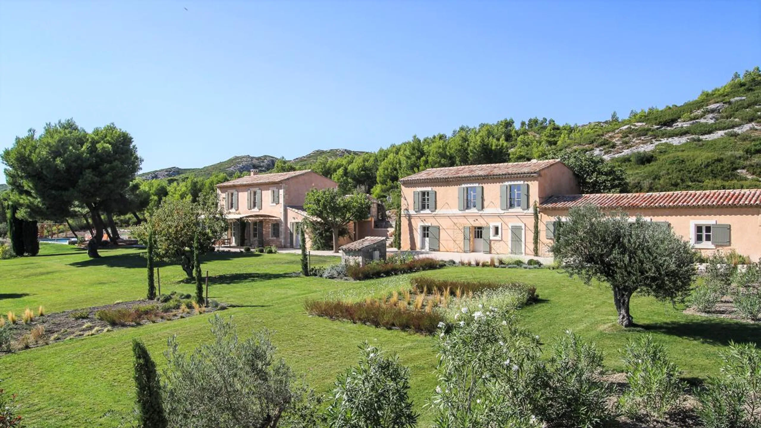 Spacious 7-Bedroom Villa with Heated Pool and Mountain Views — photograph 4