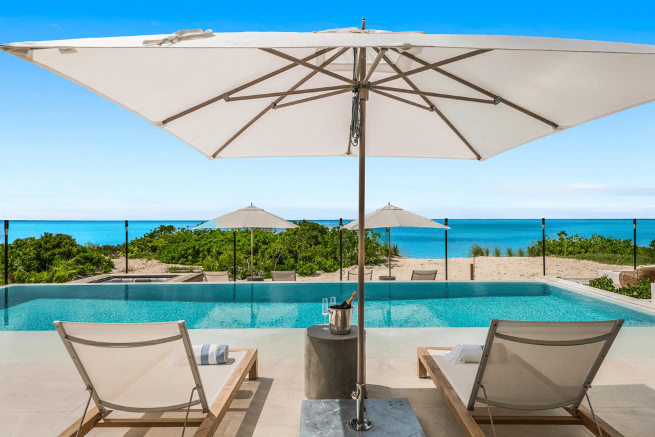 Extraordinary Villa with Caribbean Contemporary Design and Stunning Beachfront — photograph 3