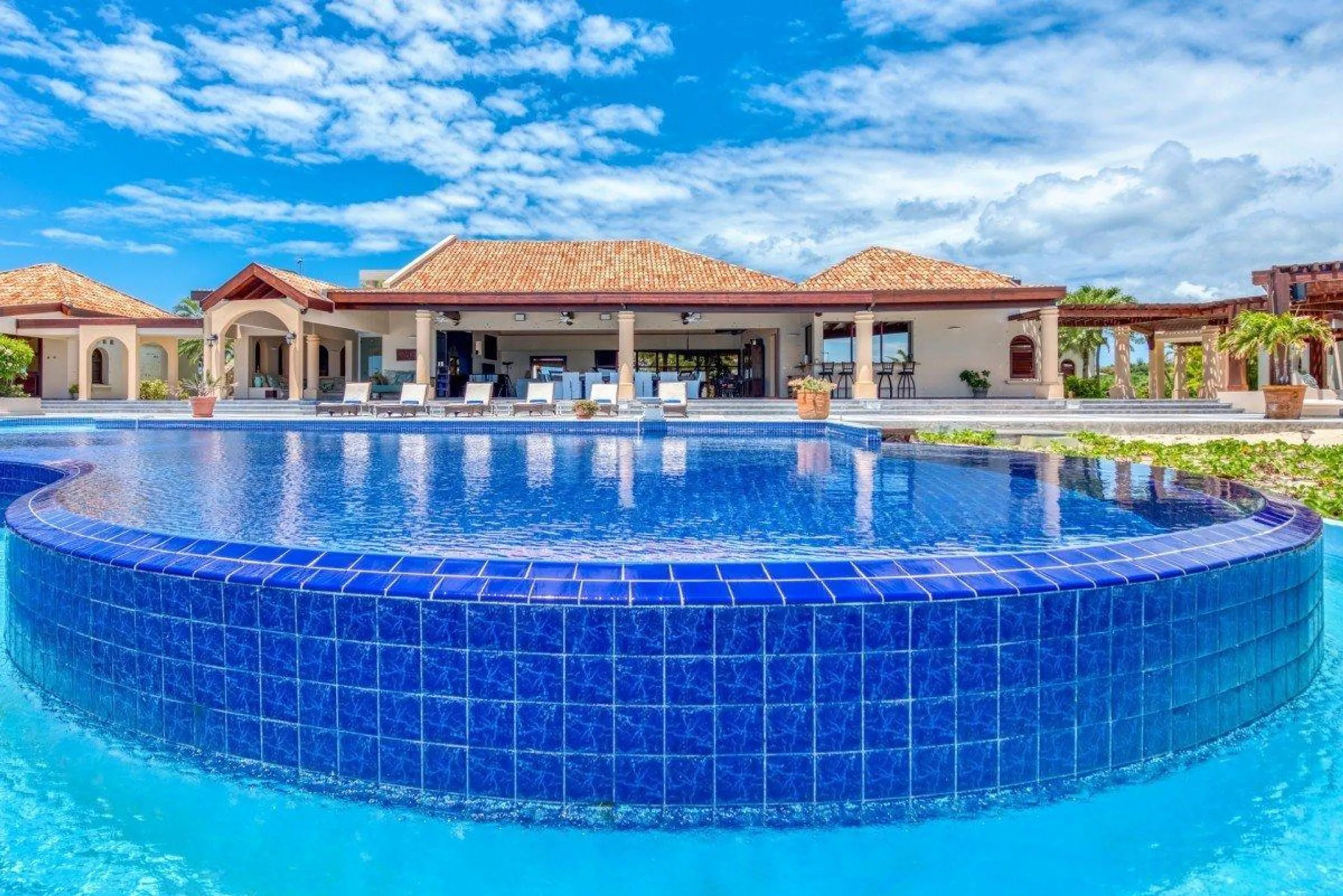 Baie Longue Beach Luxury Villa with Infinity Pool and Incredible Ocean Views — photograph 8