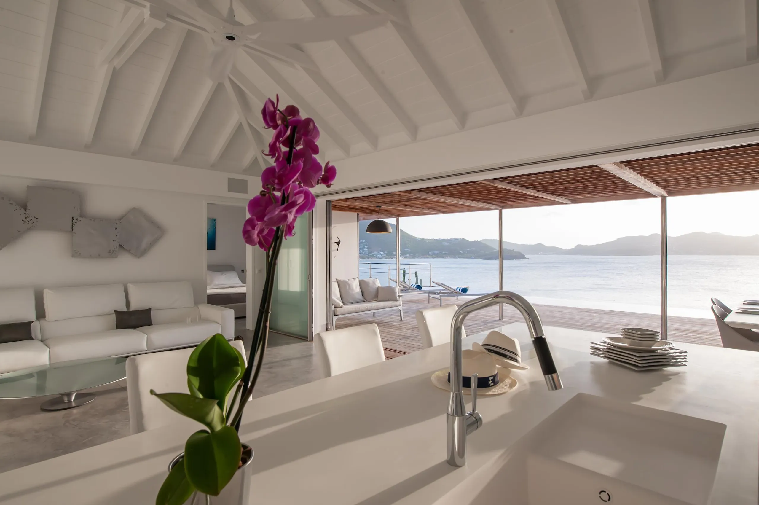 Glamorous Oceanside Villa with Infinity Pool and Zen Garden — photograph 9