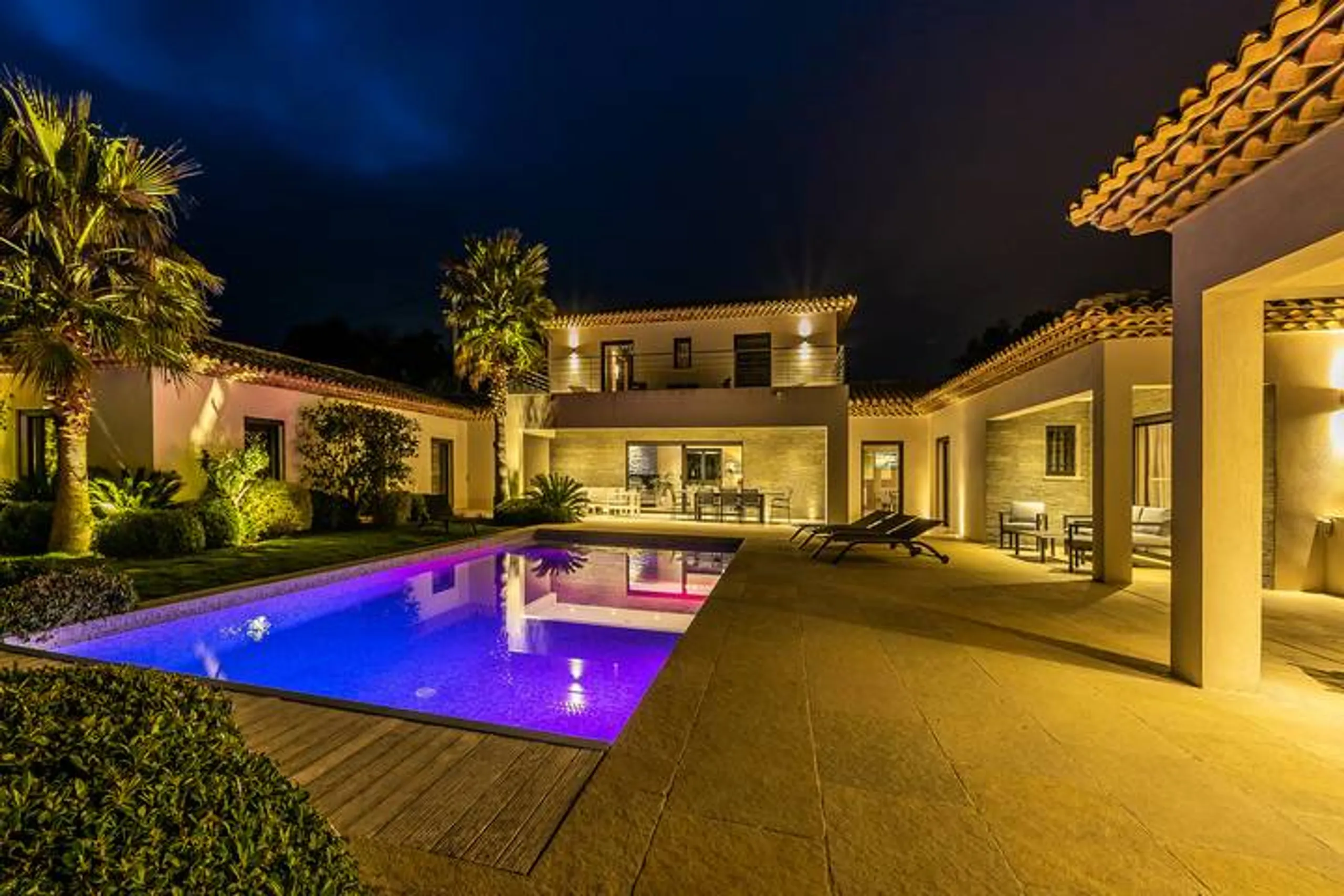 Tranquil St. Tropez Villa with Jacuzzi, Sauna & Garden Retreat — photograph 12