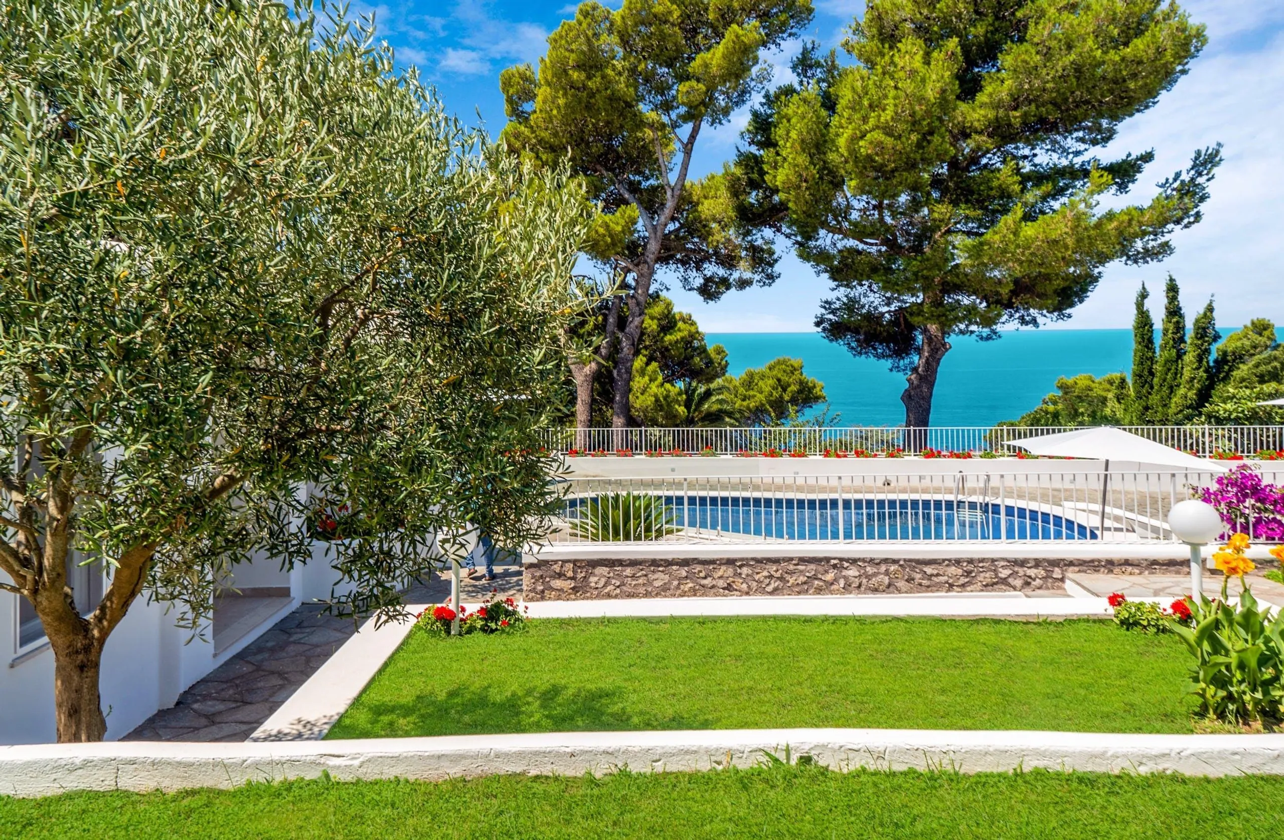 Stylish Seaview Villa with Private Pool and Garden Grounds — photograph 5