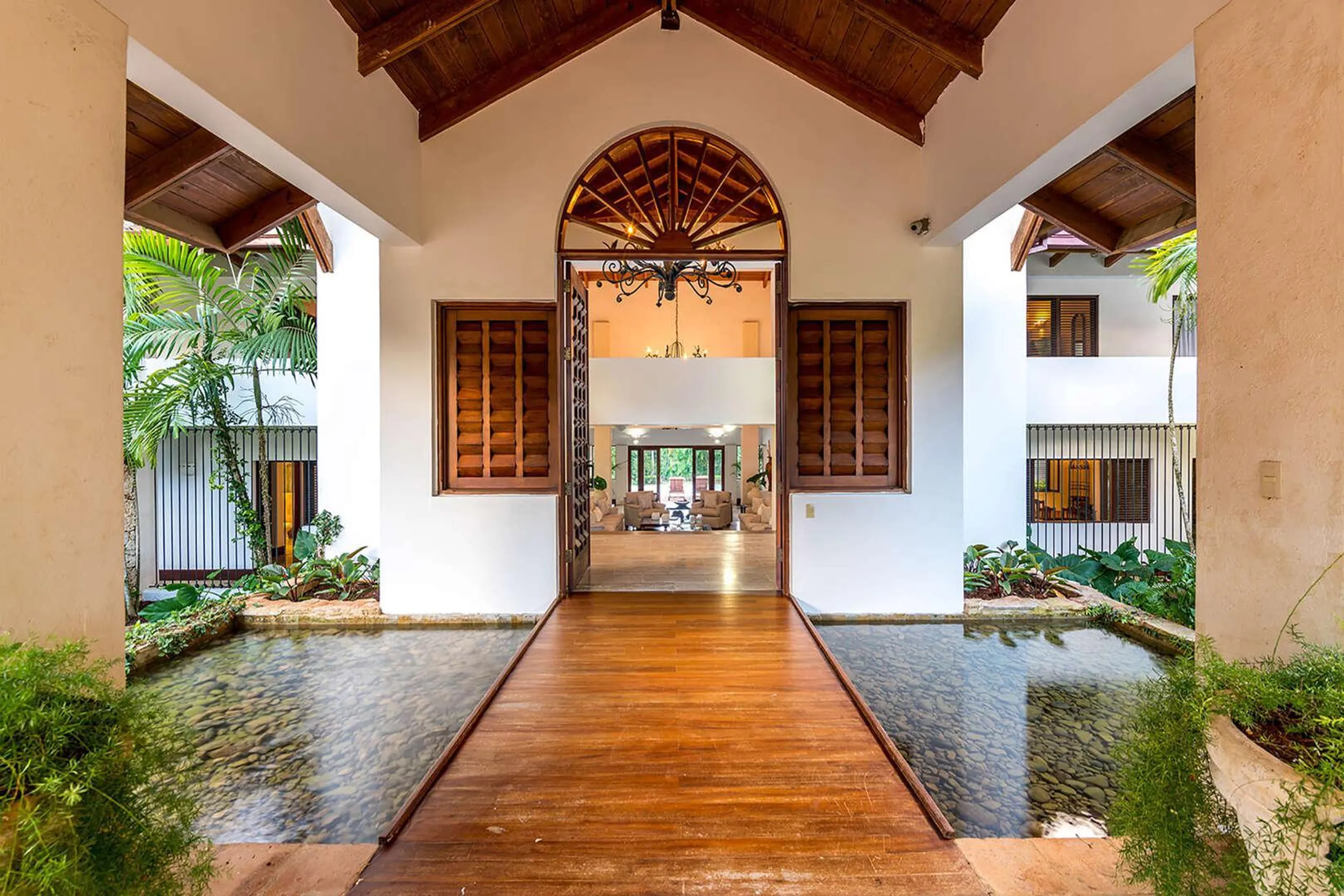 Casa de Campo's Exquisite Style Villa with Access to Minitas Beach and the Caribbean — photograph 3