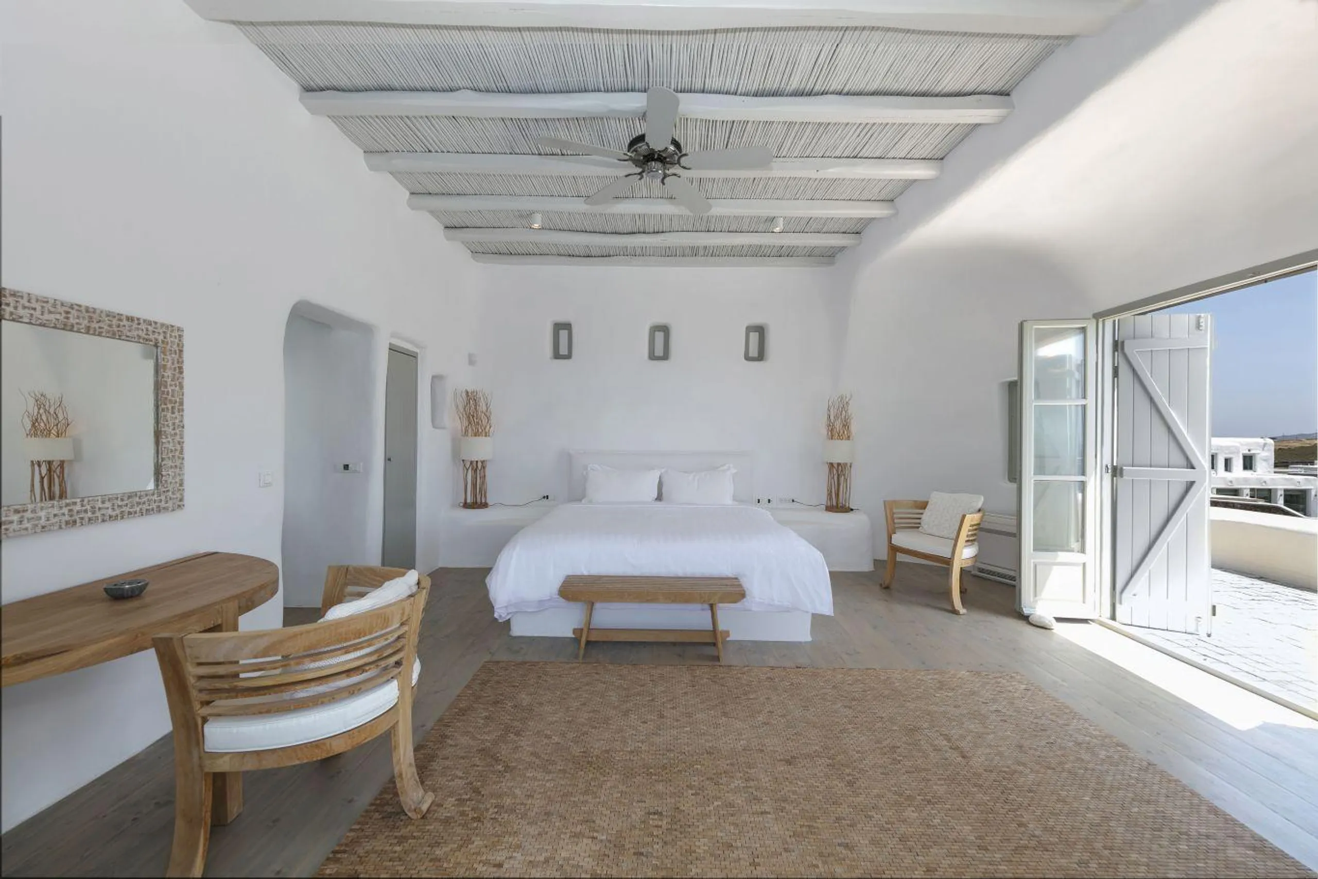 Grandiose Mykonos Villa with Gorgeous Pool and Sea Views — photograph 10