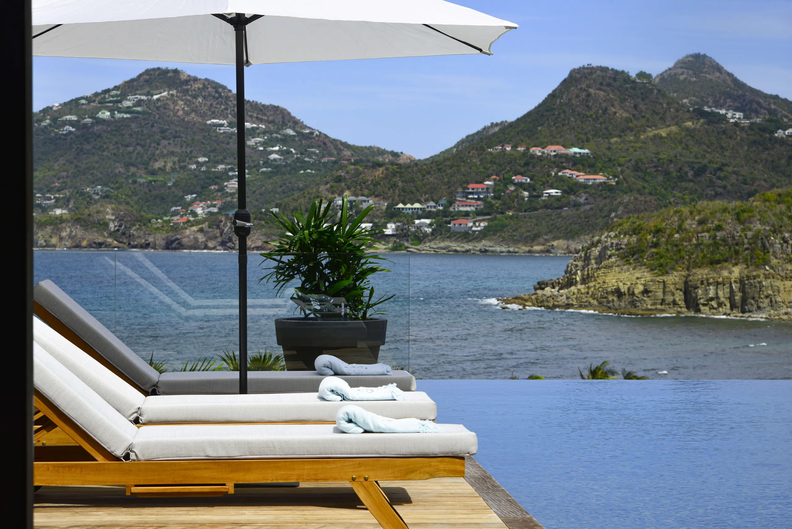 Serene St Barts Luxe Villa with Bay and Hill Views with Infinity Pool — photograph 12