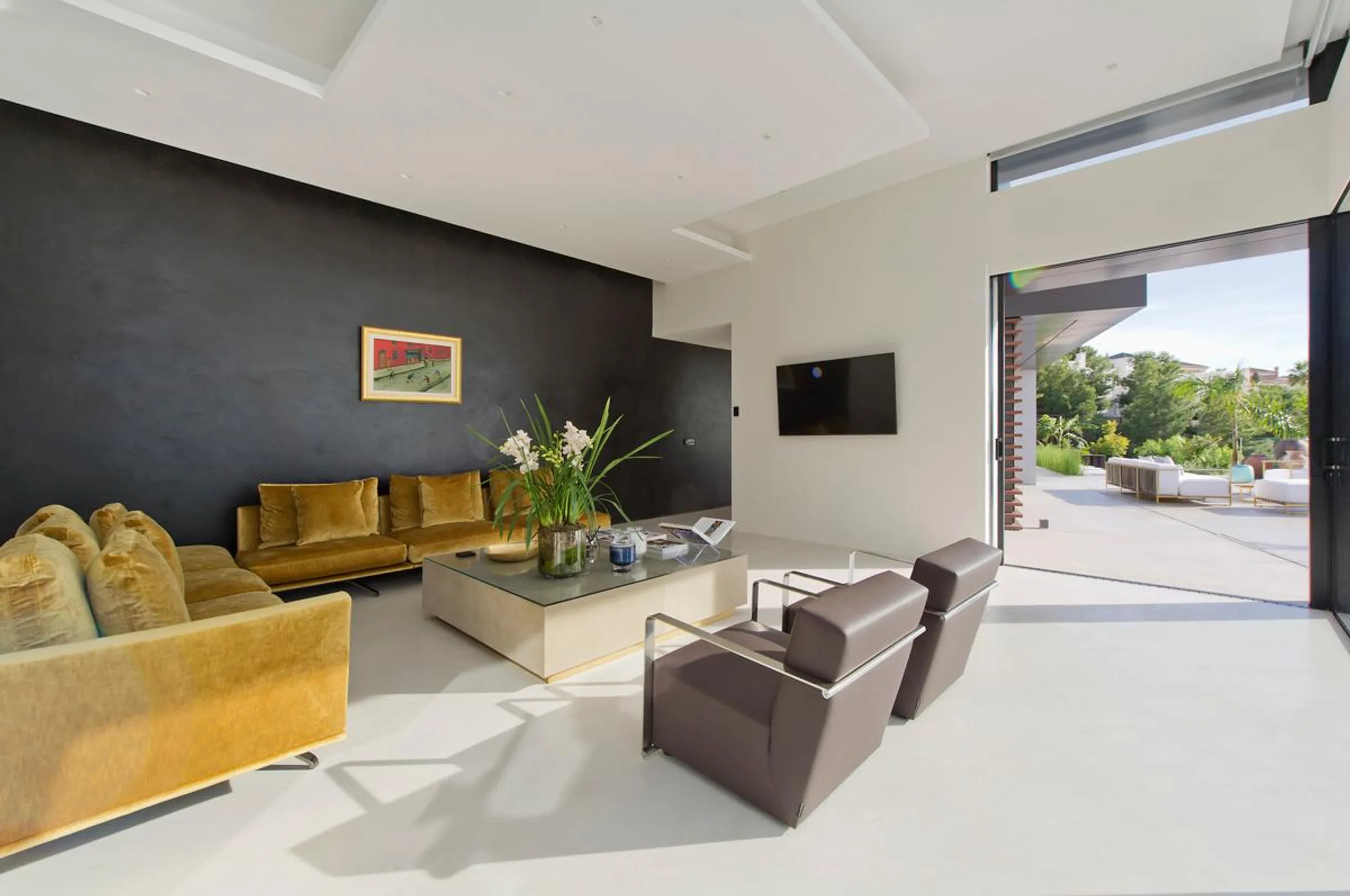 Resplendent Villa with Pool and 180 Degree Bay Views — photograph 10