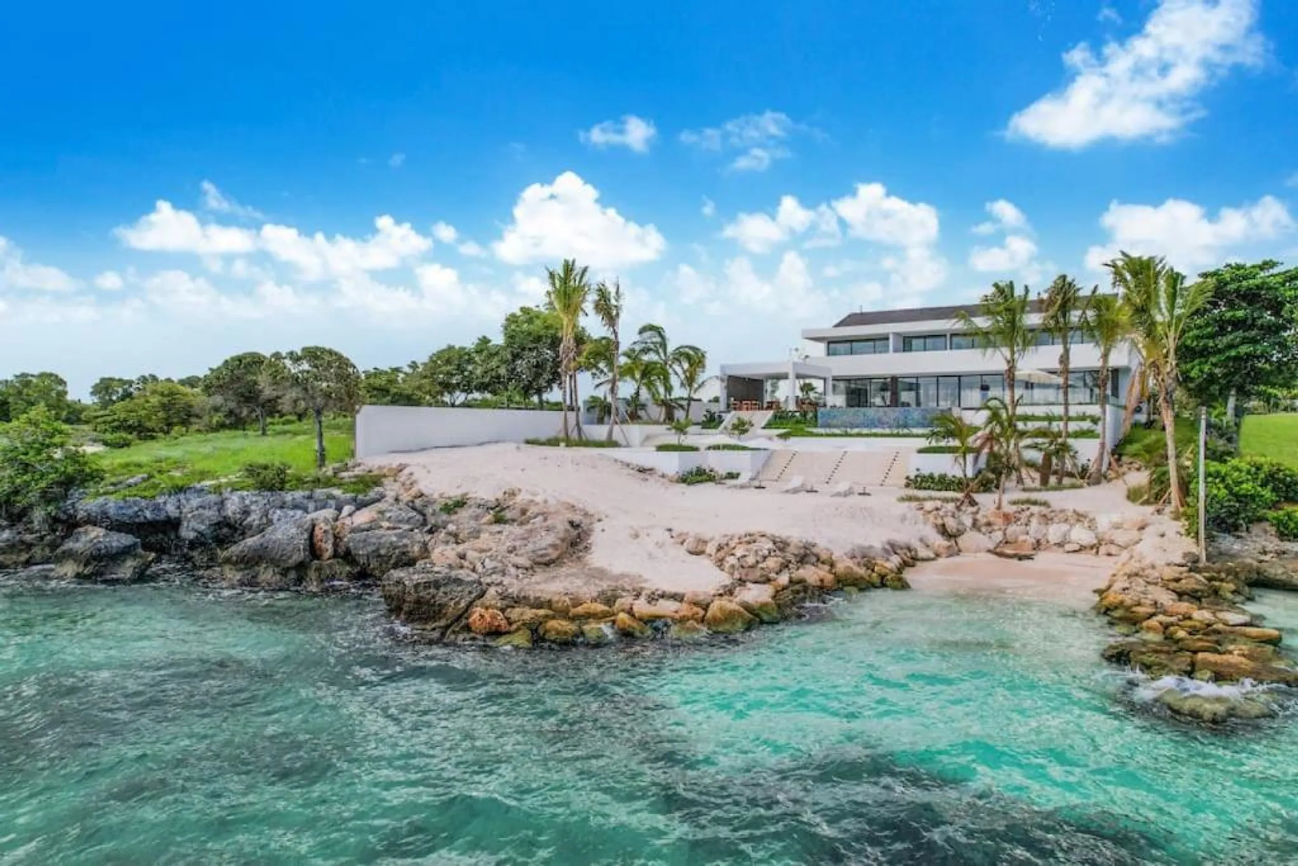 Breathtaking Beachfront Two-Story Villa with Infinity Pool in Casa de Campo — photograph 4