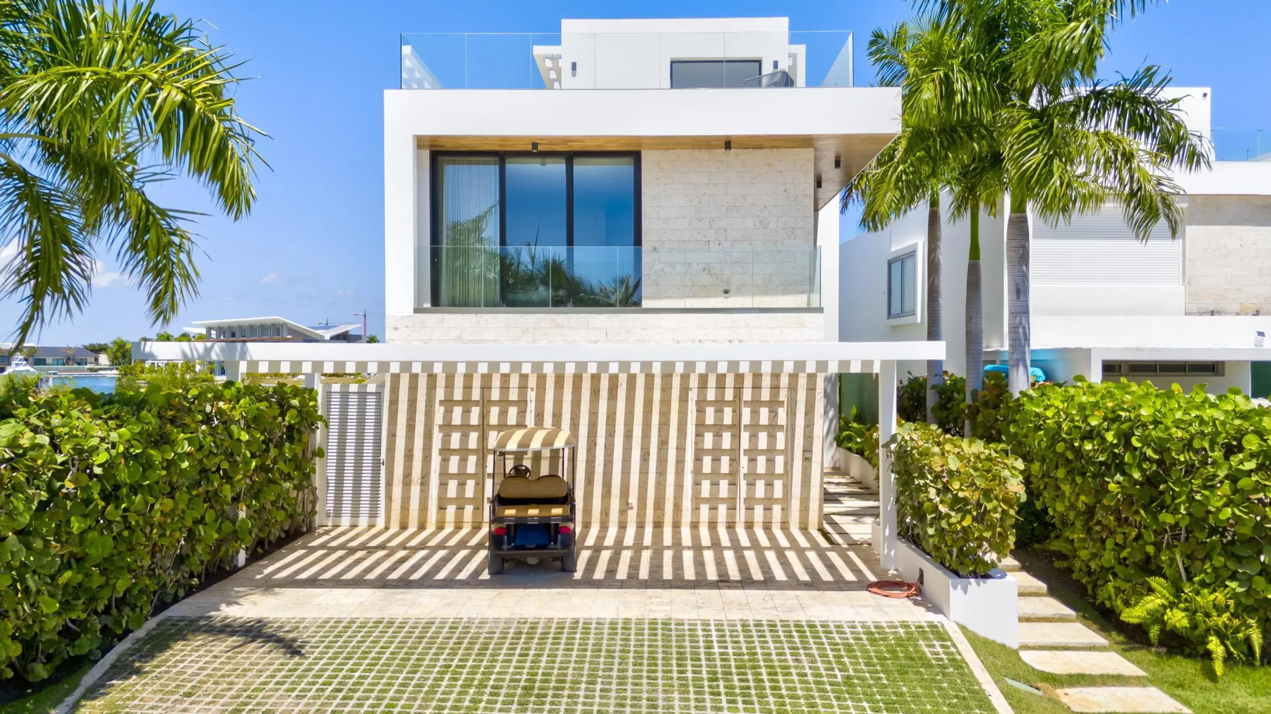 Plush and Inviting Oceanfront Villa with Two Private Pools — photograph 2