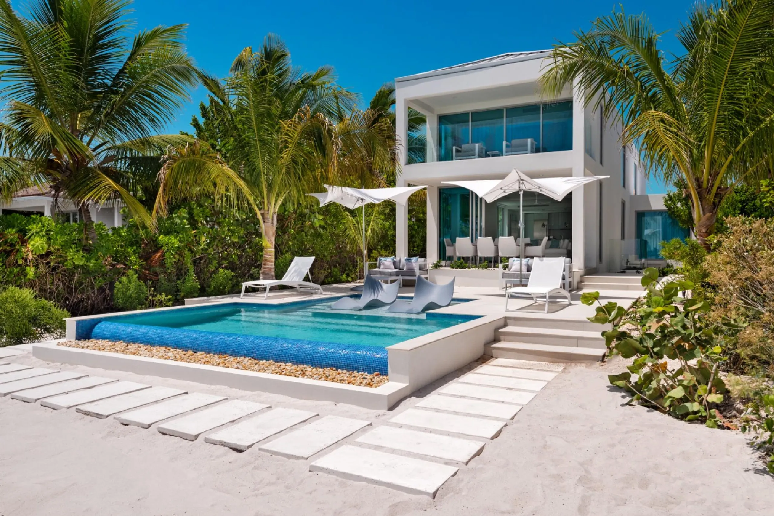 Grace Bay Beachfront Villa, Steps to the Beach with Private Infinity Pool — photograph 5