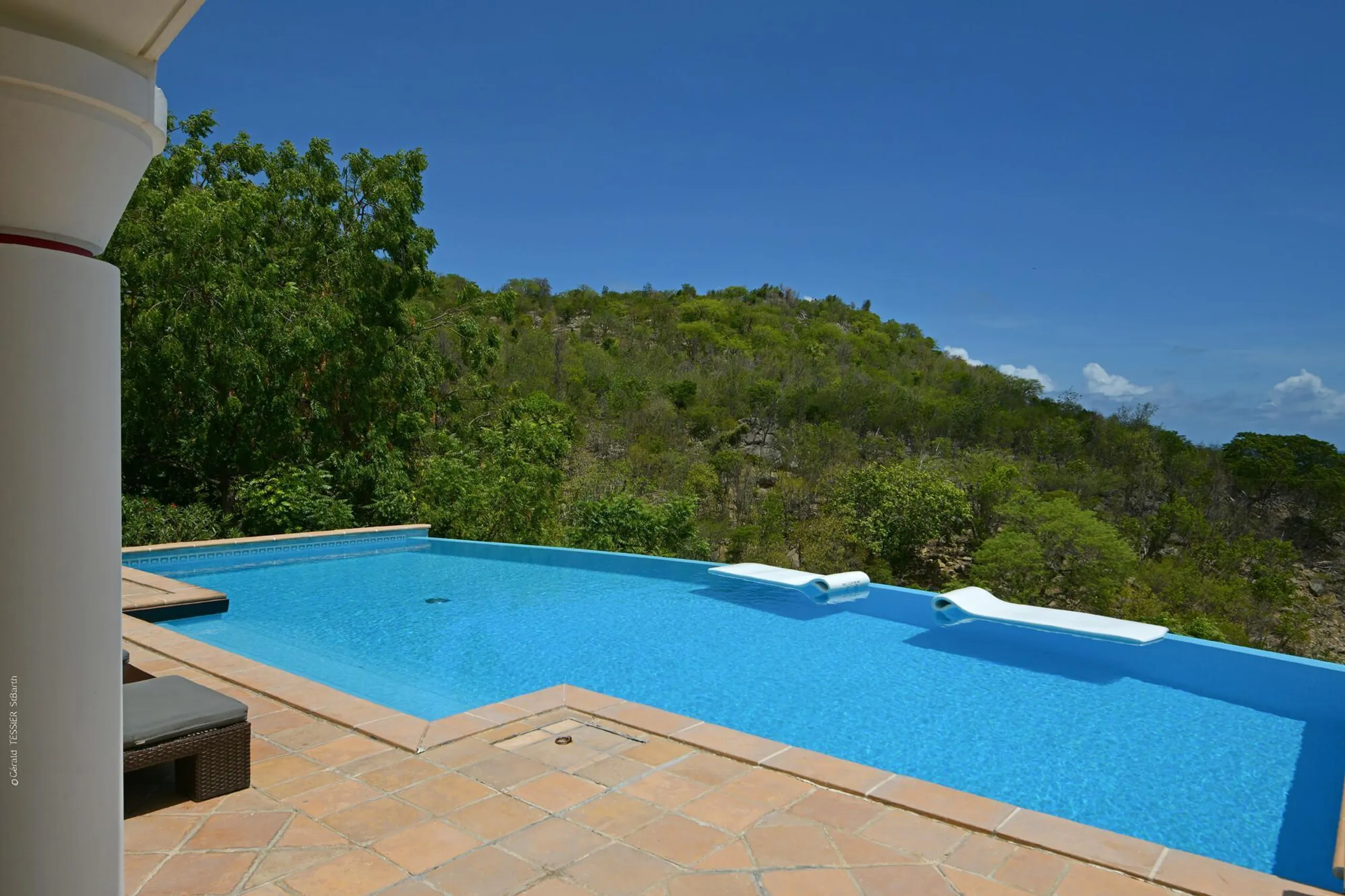 Contemporary Colonial Style Villa with Infinity Pool and Ocean Views — photograph 6