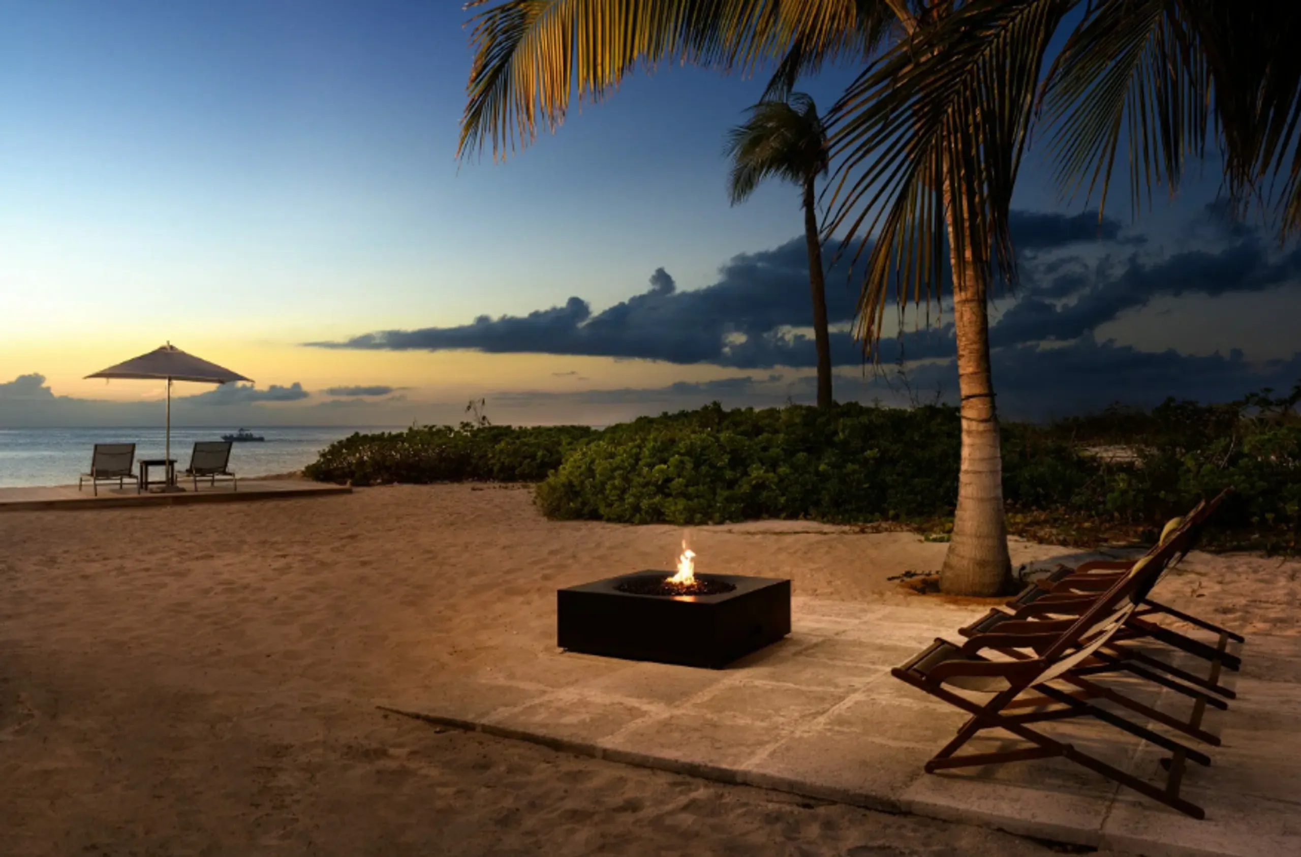 Timeless Beach House Experience with Stunning Views of Shimmering Sea — photograph 10