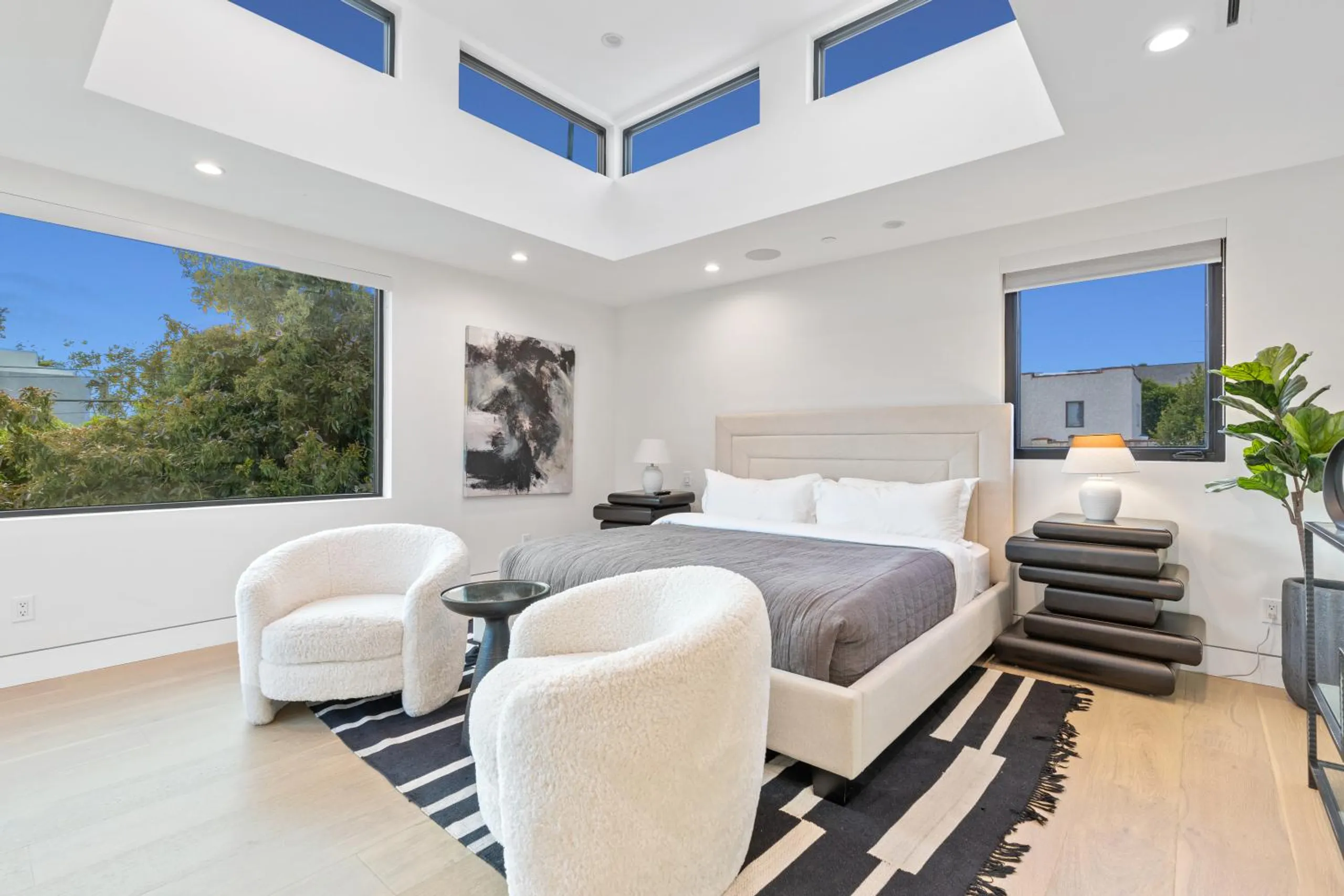Exquisite Hollywood Villa with Invigorating Pool and Fitness Room — photograph 9