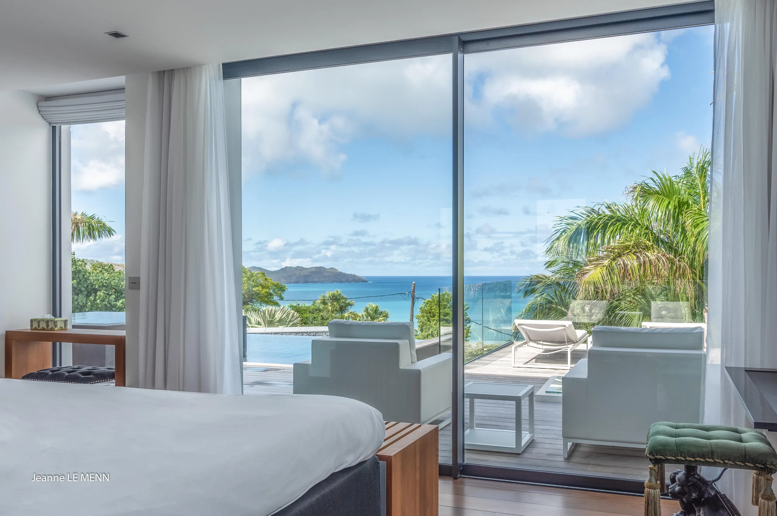 Captivating Tropical Villa with Infinity Pool and Fitness Room — photograph 8