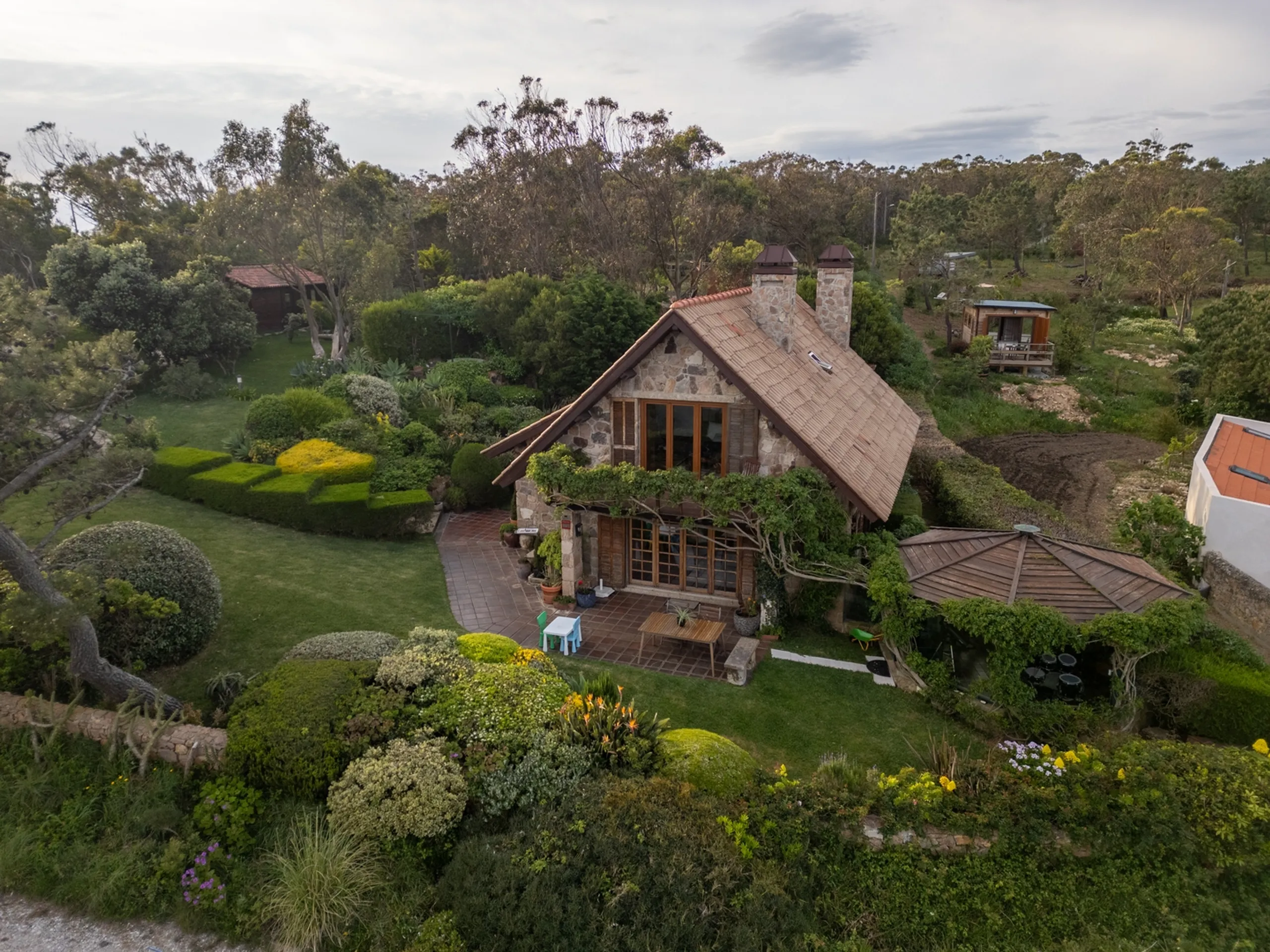 Secluded Clifftop Villa Between Sintra Mountains & Atlantic Ocean — photograph 2