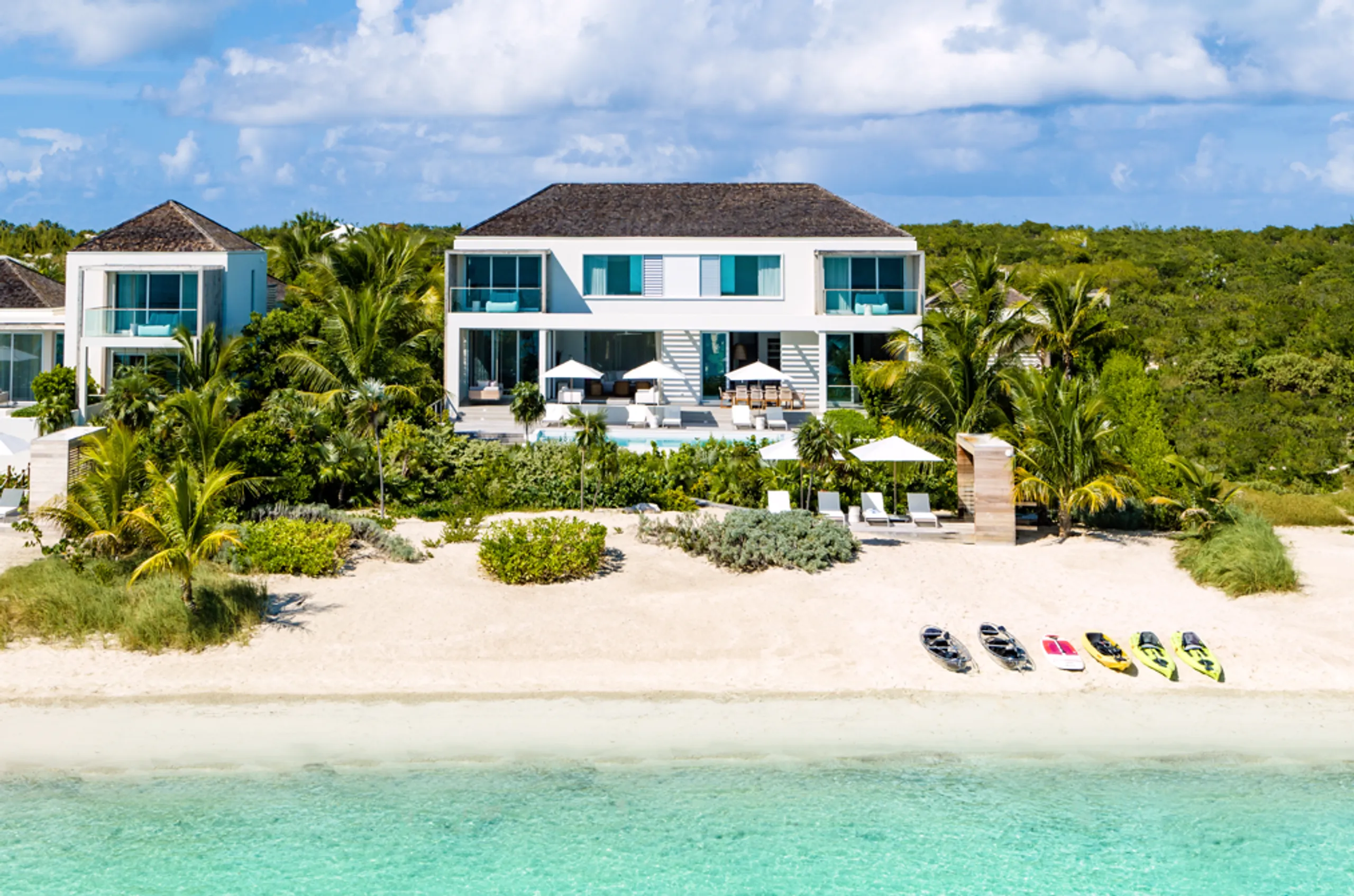 Ultra Modern Contemporary Luxury Beachfront Villa with Infinity Pool and Ocean Views — photograph 2