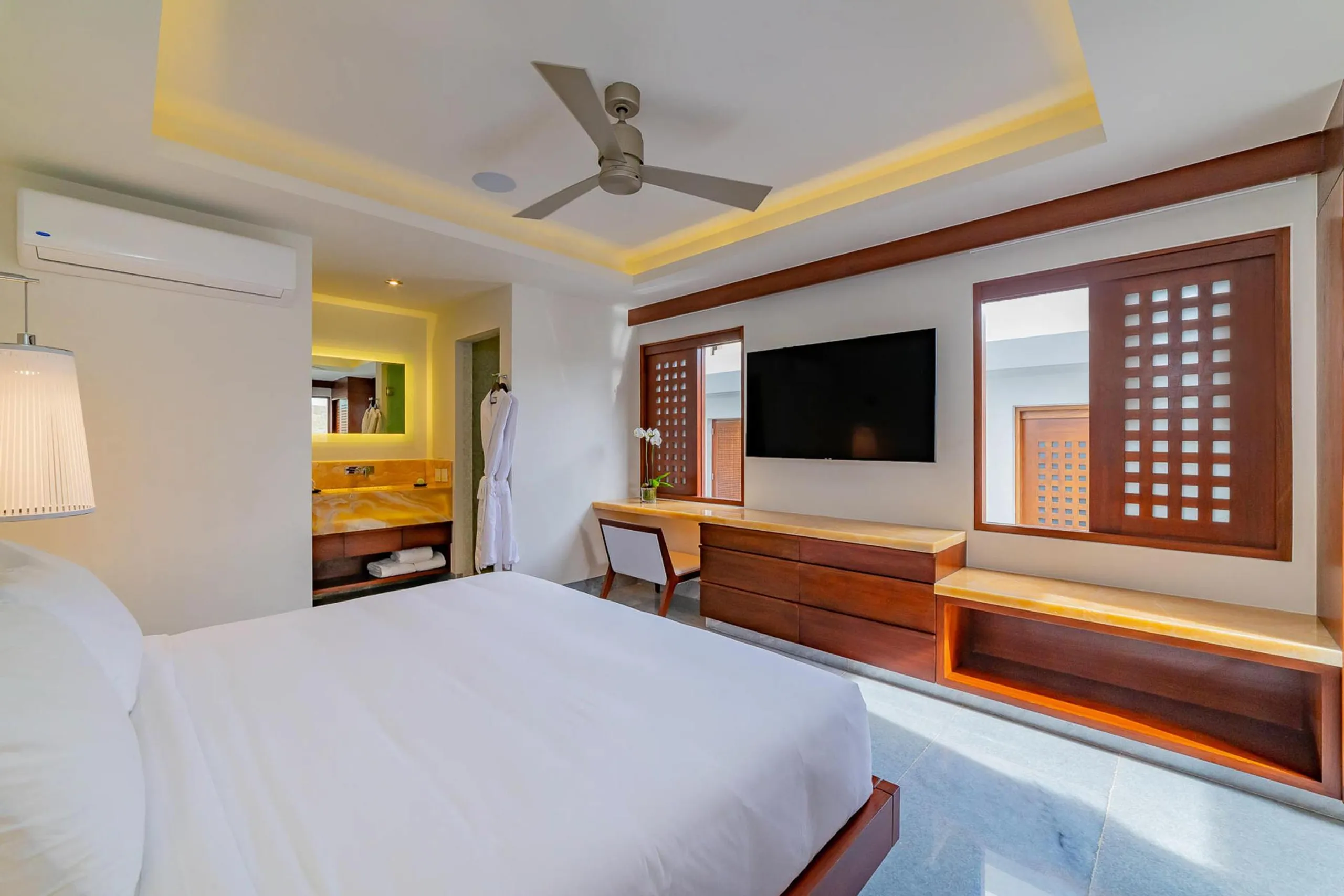 Contemporary Hillside Pedregal Estate with Infinity Pool and Ocean Views — photograph 9