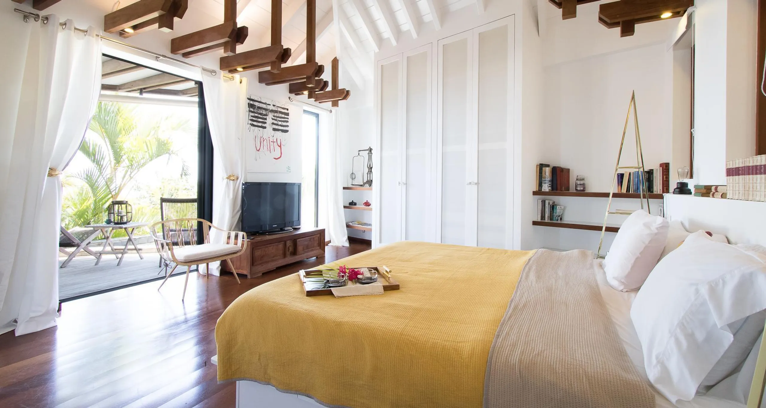 Superb Seaside Villa with Private Pool and Patio Dining — photograph 6