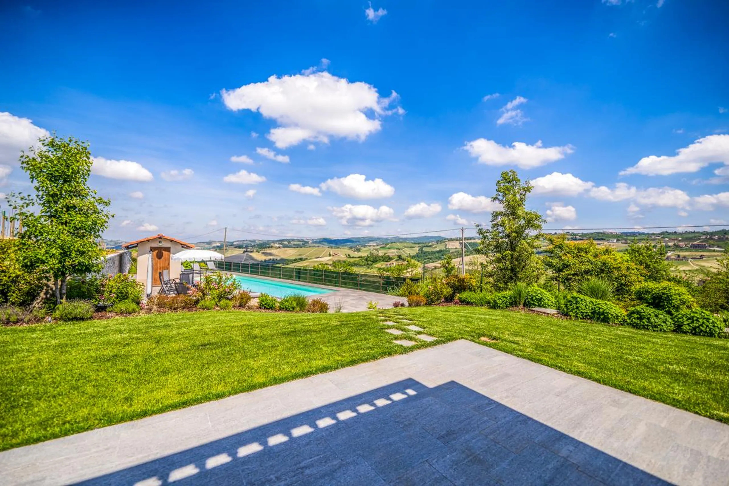 Elegant Countryside Villa in Piedmont with Pool and Vineyard Views — photograph 5