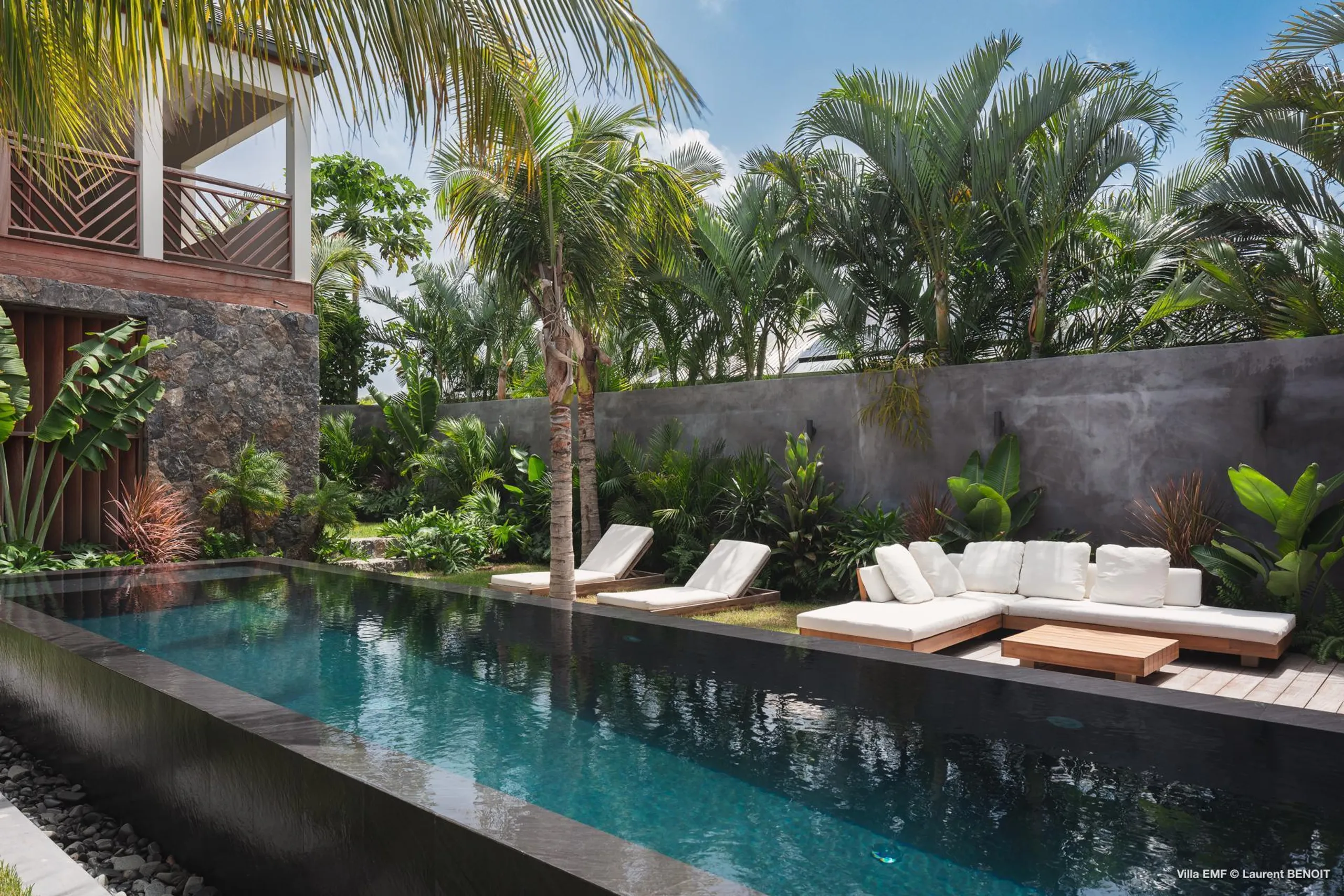 Inspiring Terra-Neuve Estate with Private Pool and Garden Grounds — photograph 2