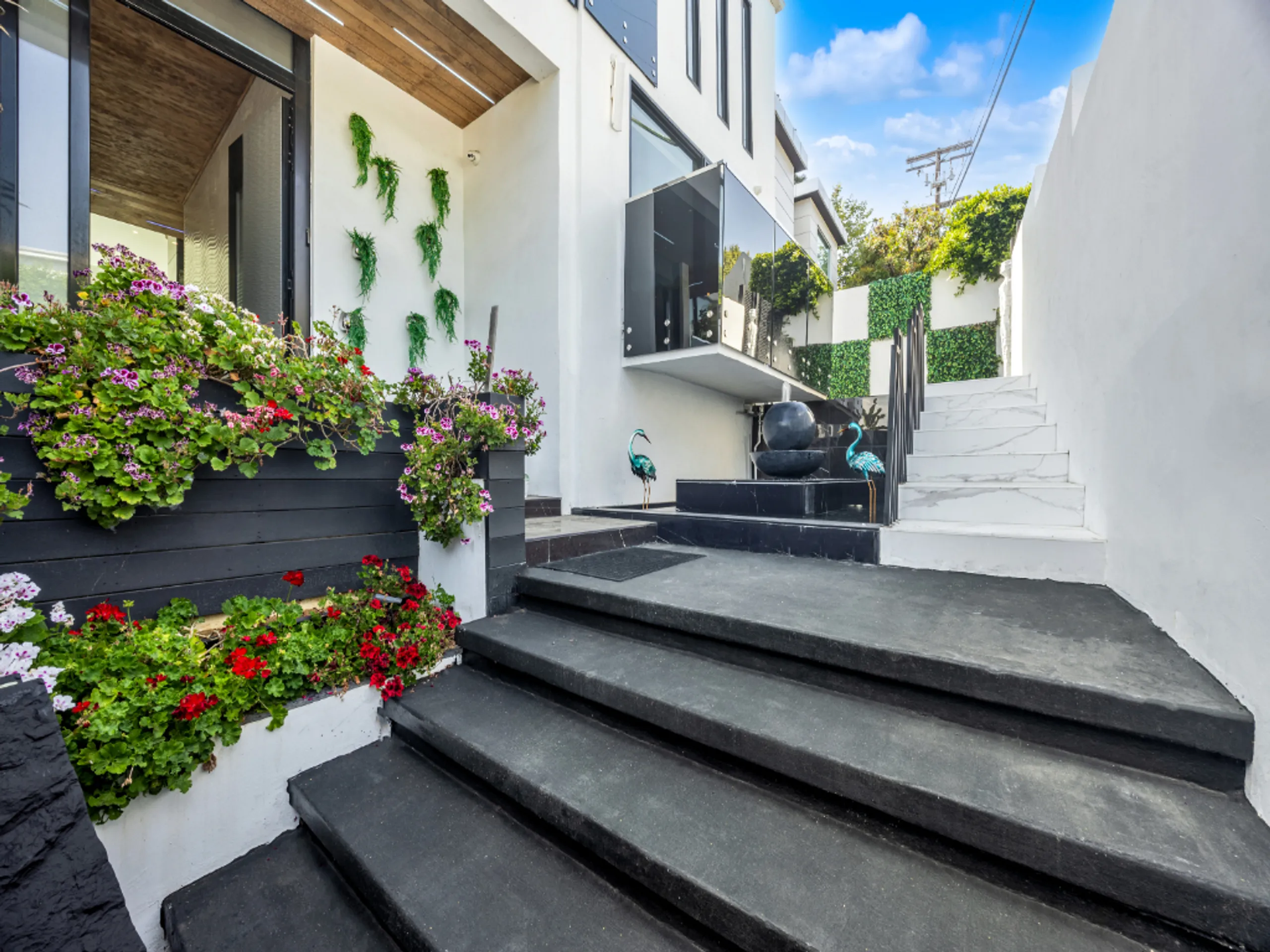 Regal 4BR Hollywood Villa with Amazing Amenities — photograph 6