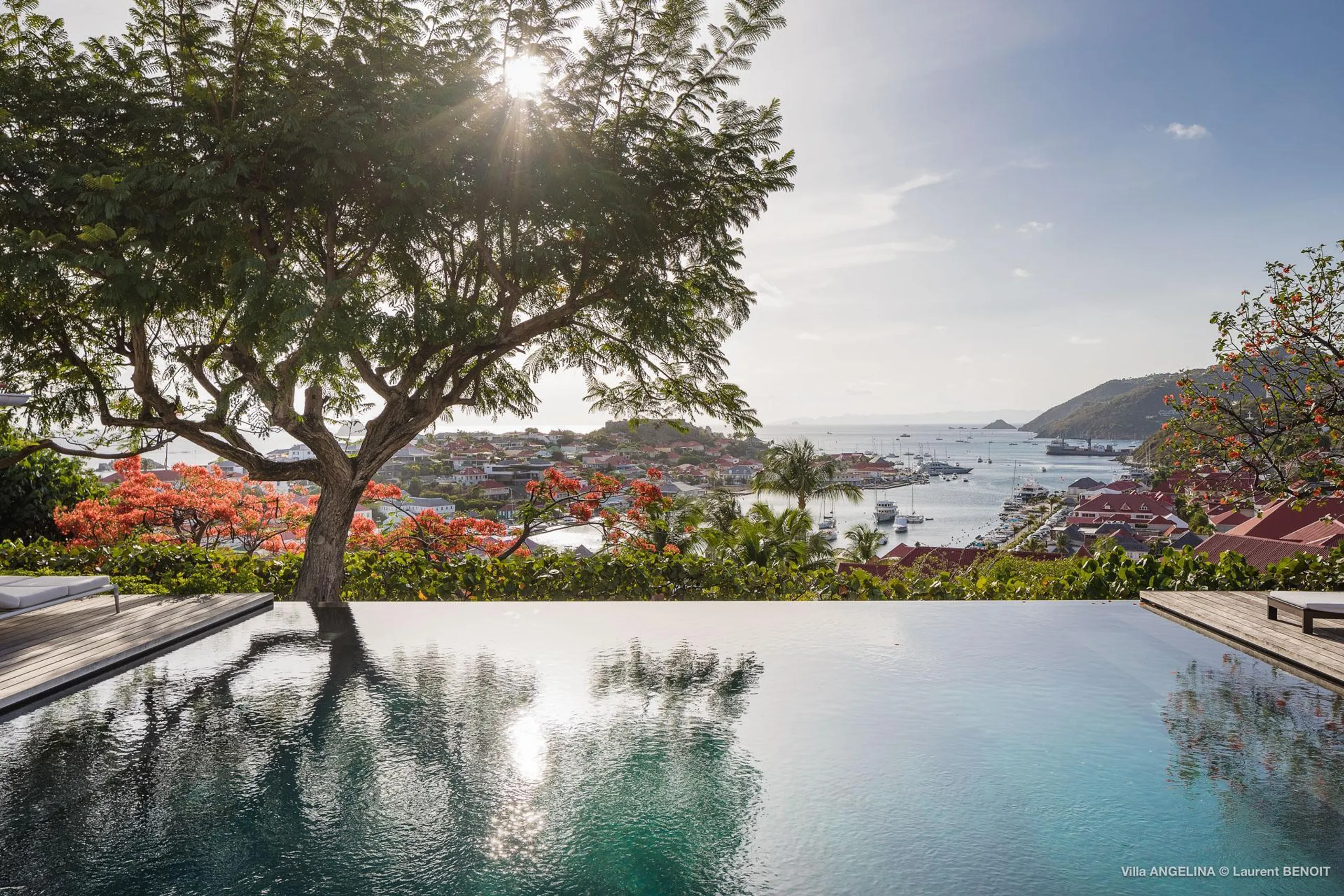 Elegant Seaview Retreat with Infinity Pool and Jacuzzi — photograph 4