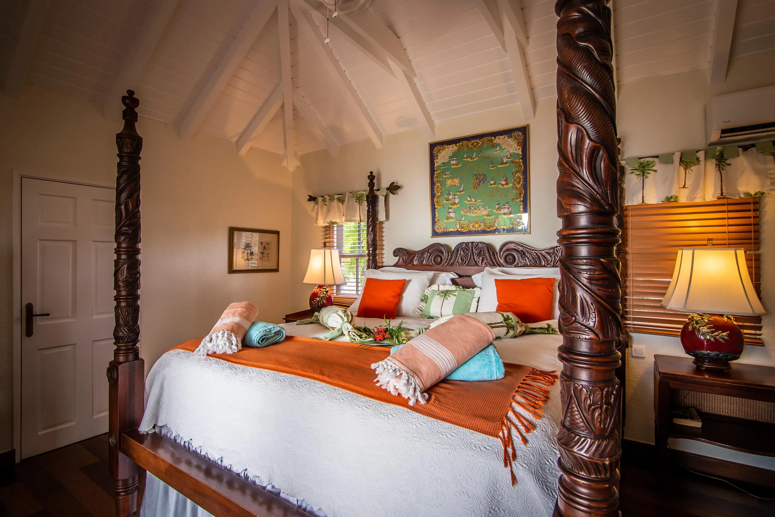 Noble Tropical Villa with Infinity Pool and Walks to Beach — photograph 8