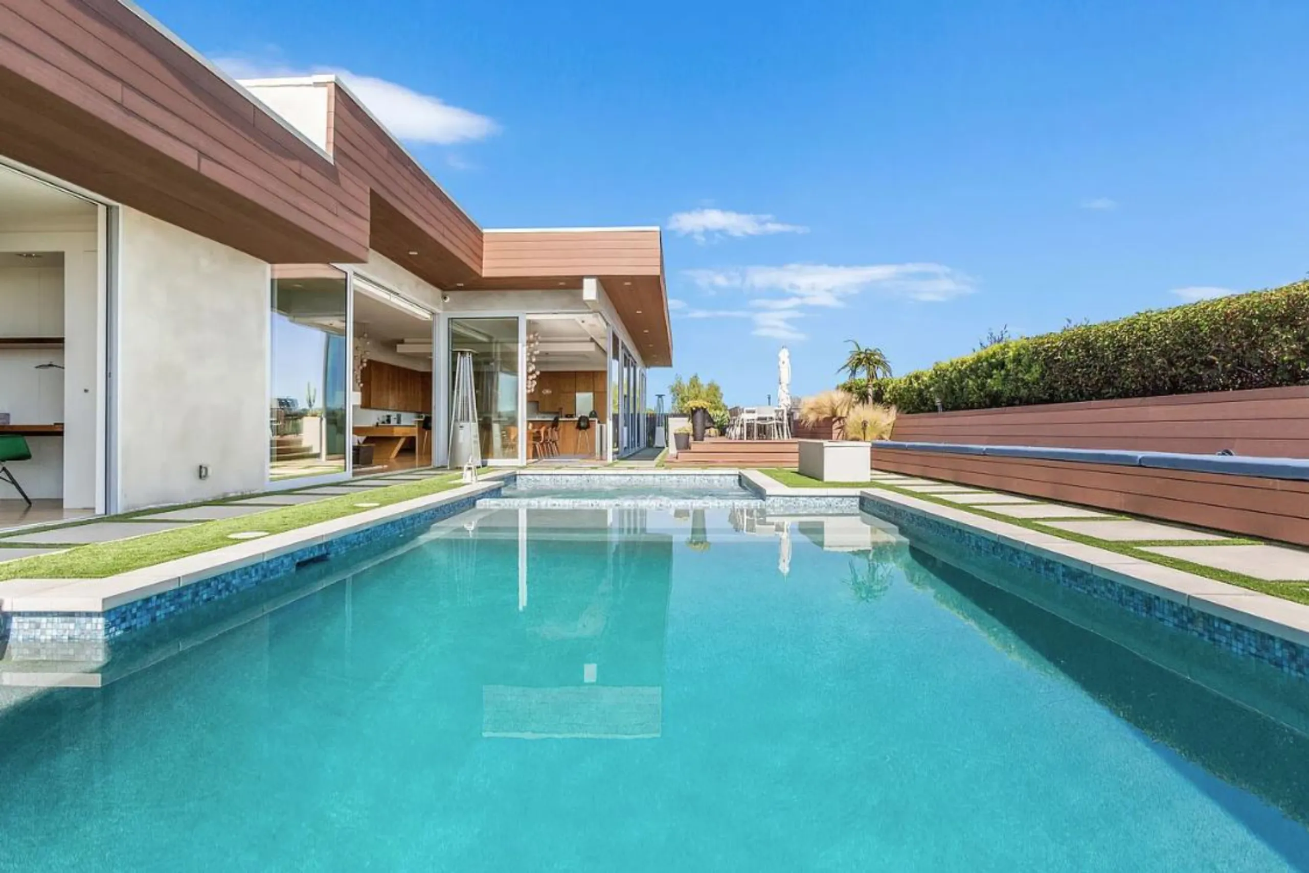 Majestic Elegant Villa with Infinity Pool And City View — photograph 9