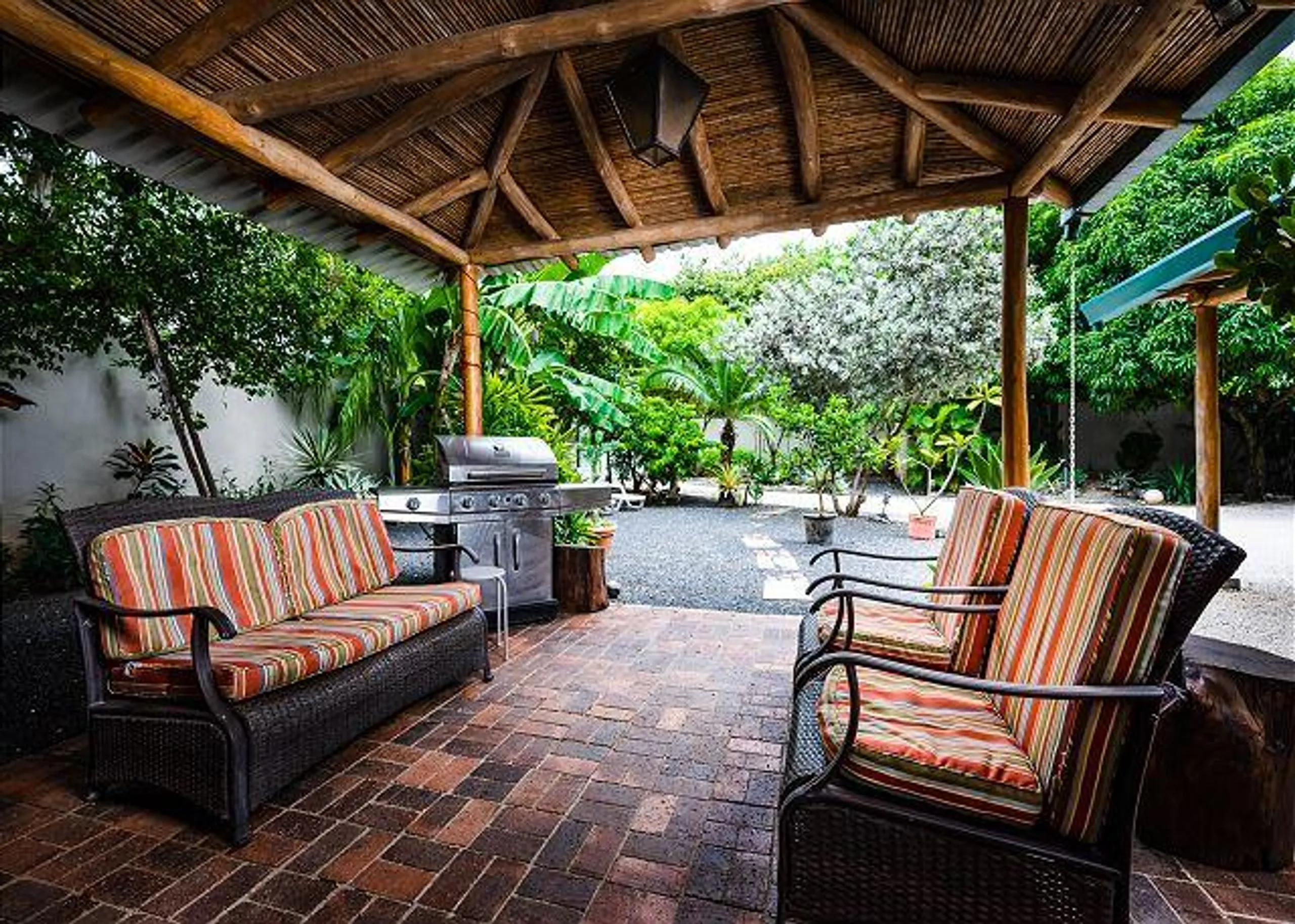 Tropical Luxury Villa with Private Pool, Beach Access and Lush Grounds — photograph 10