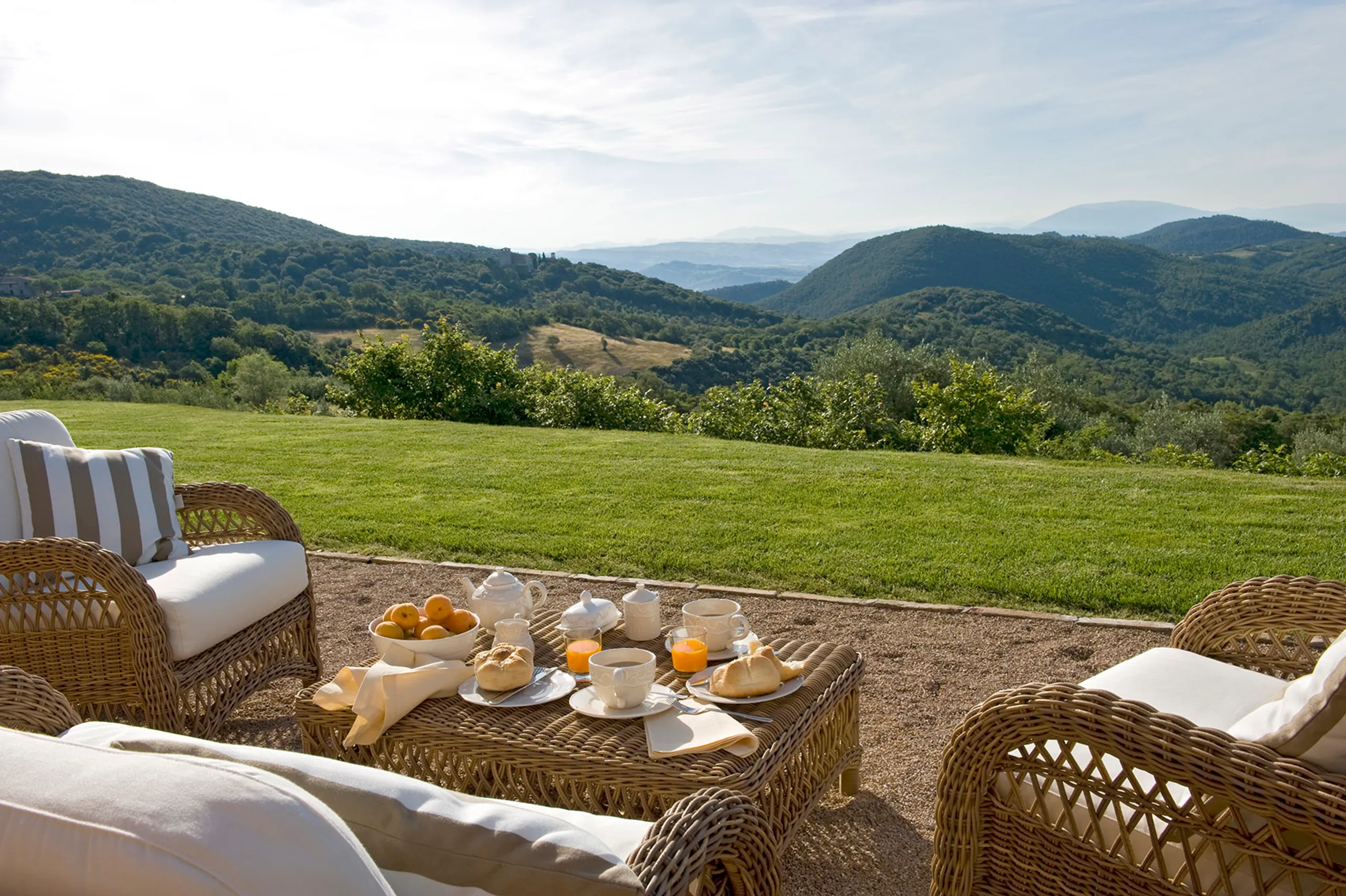 Gleaming Hilltop Haven with Infinity Pool & Panoramic Views — photograph 3