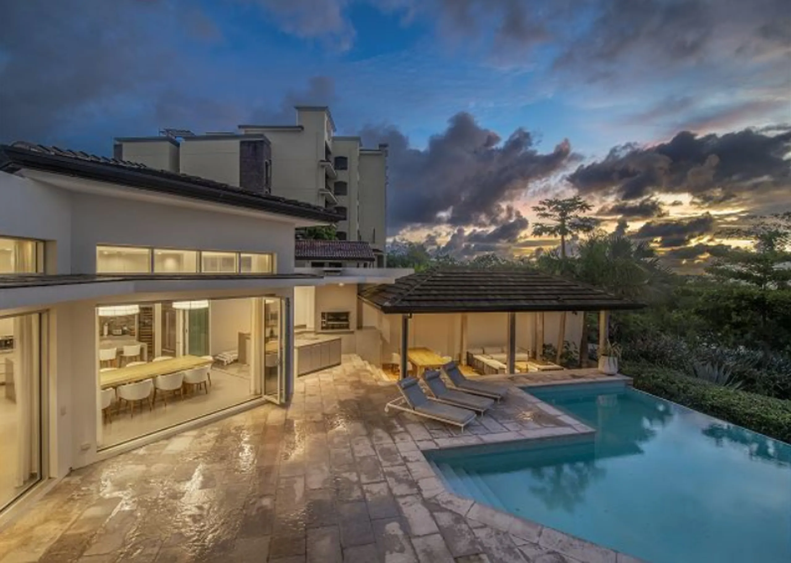 Gorgeous Beach Front Contemporary Modern Villa with Infinity Pool — photograph 7
