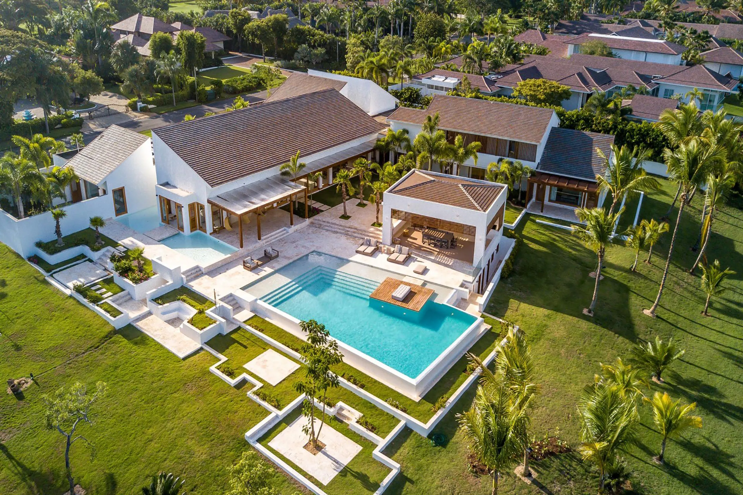 Comfortable and Luxurious Modern Retreat with Swimming Pool and Golf Course Views, La Romana