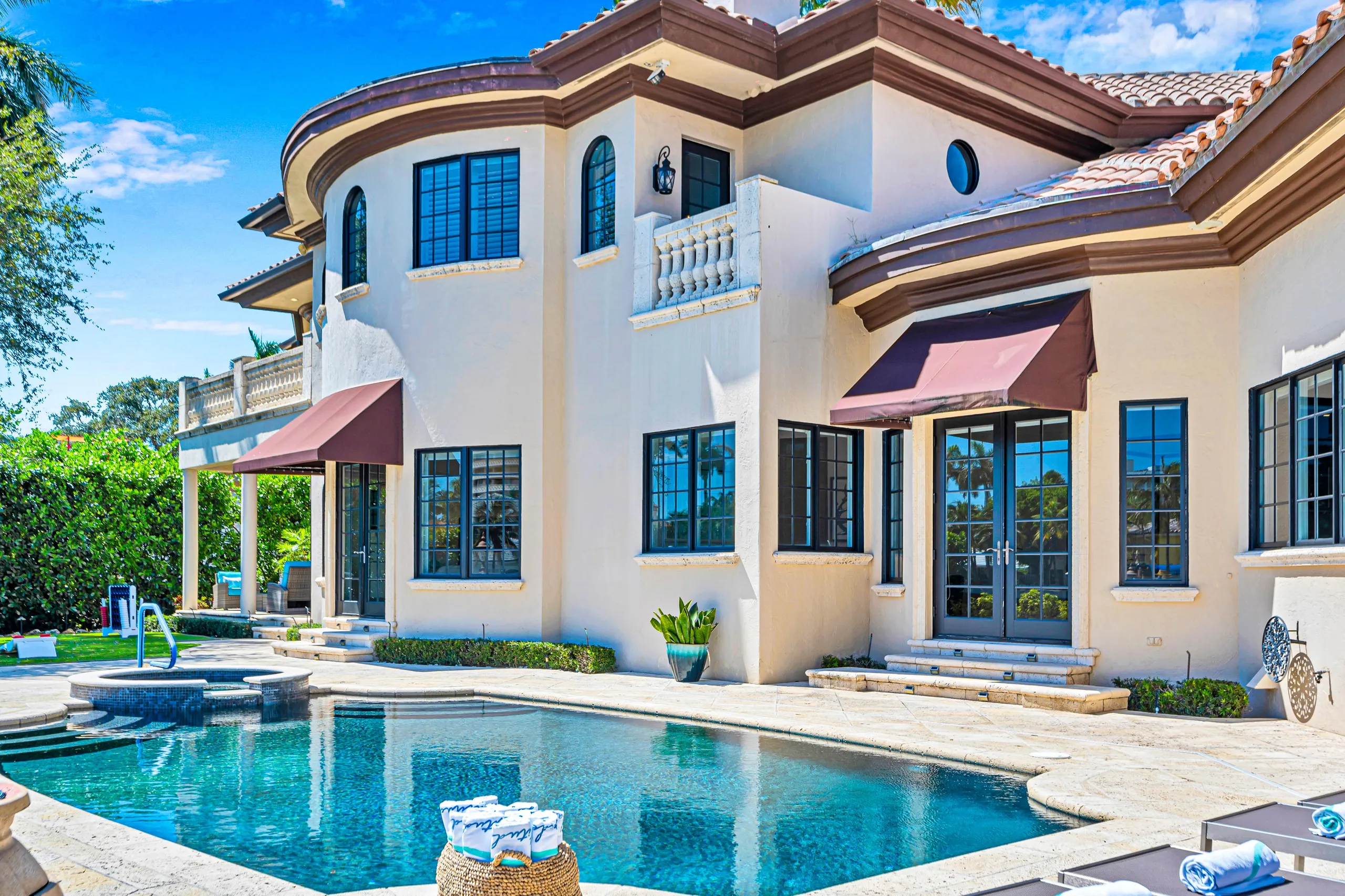 Majestic Waterfront Villa with Heated Pool, Canal View & Access — photograph 4
