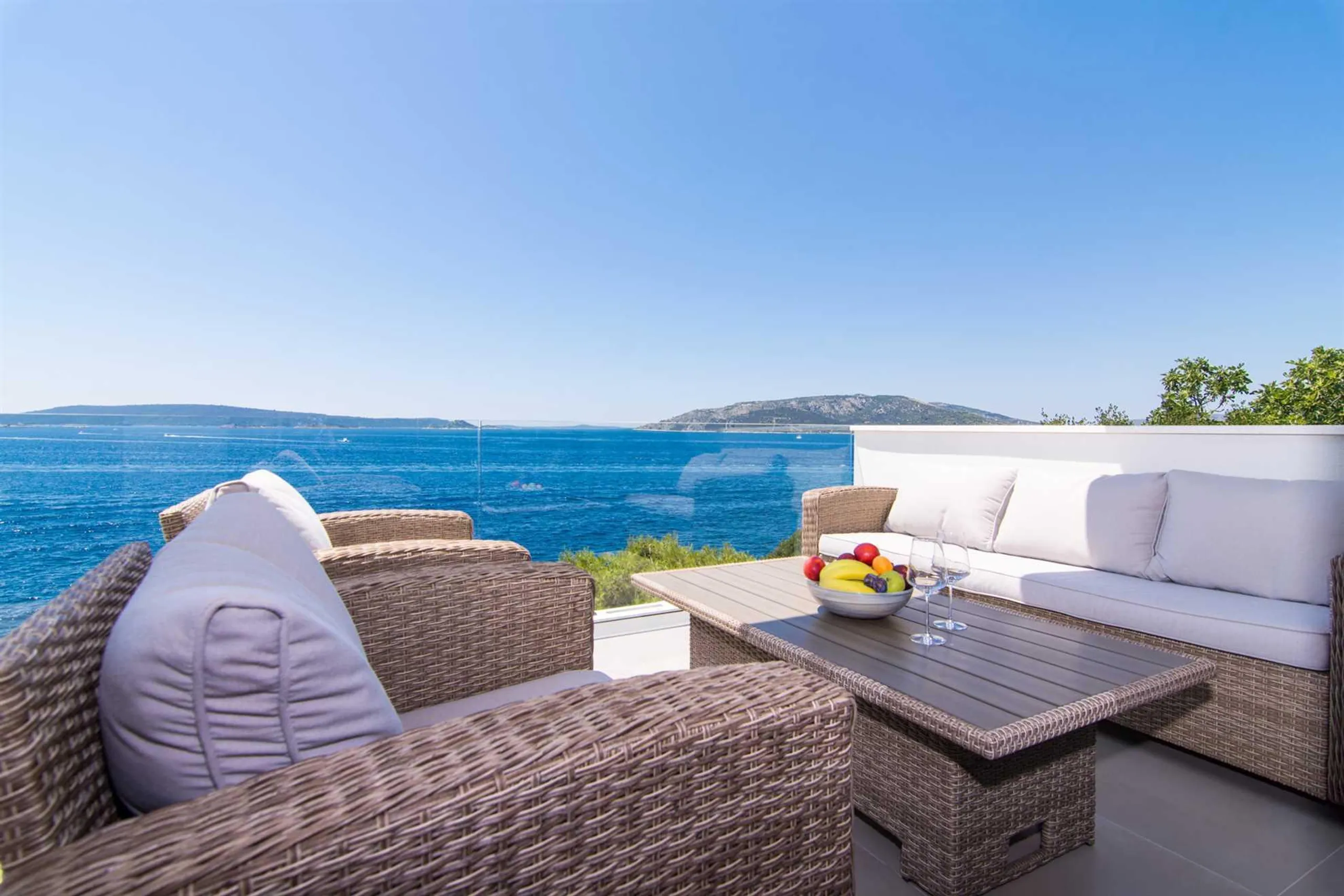 Serene Beachfront 4-Bedroom Villa on Ciovo Island with Private Pool and Ocean Views — photograph 6