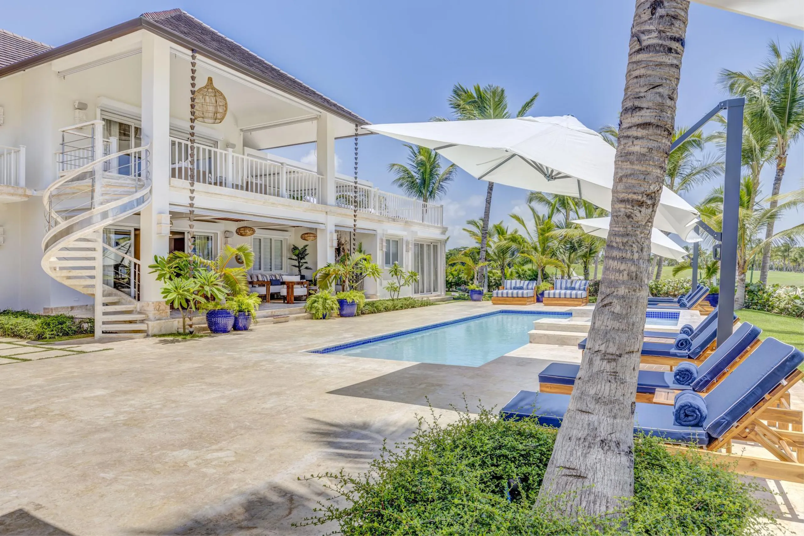 Sophisticated Oasis with Private Pool and Spacious Living Areas — photograph 4