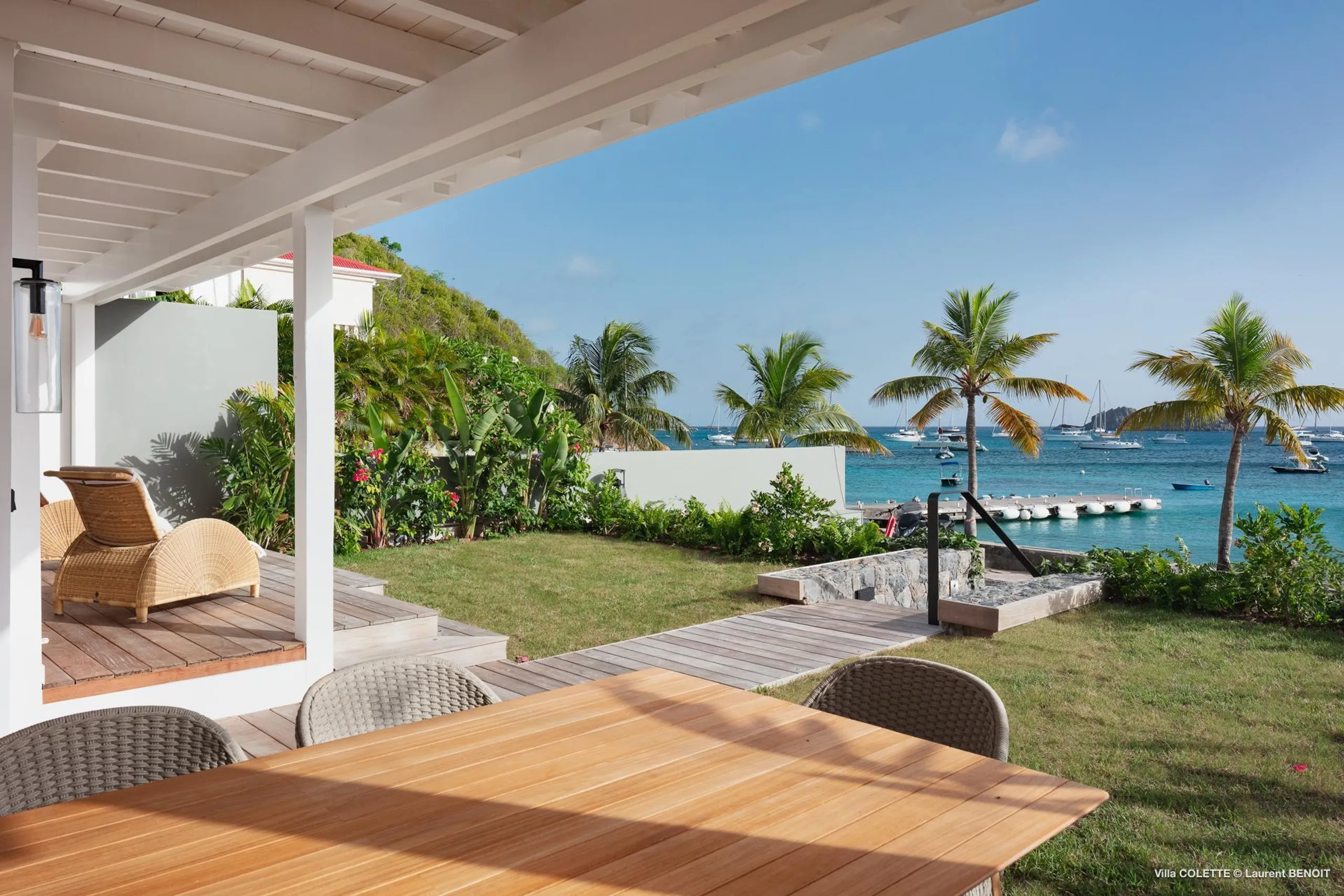 Majestic Caribbean Estate with Private Pool and Walks to Beach — photograph 4