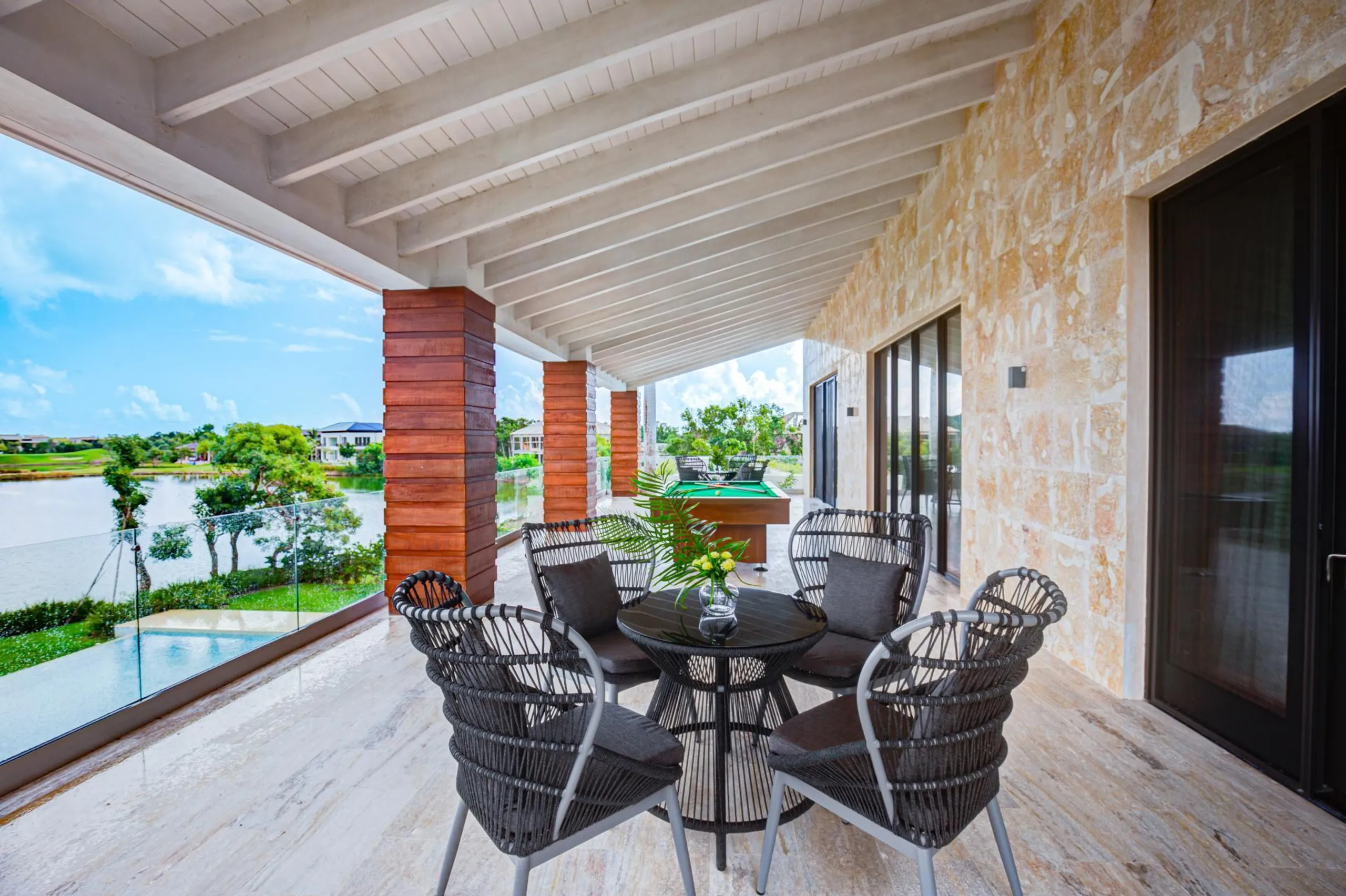 Breathtaking Lakefront Villa with Private Pool and Cinema — photograph 6
