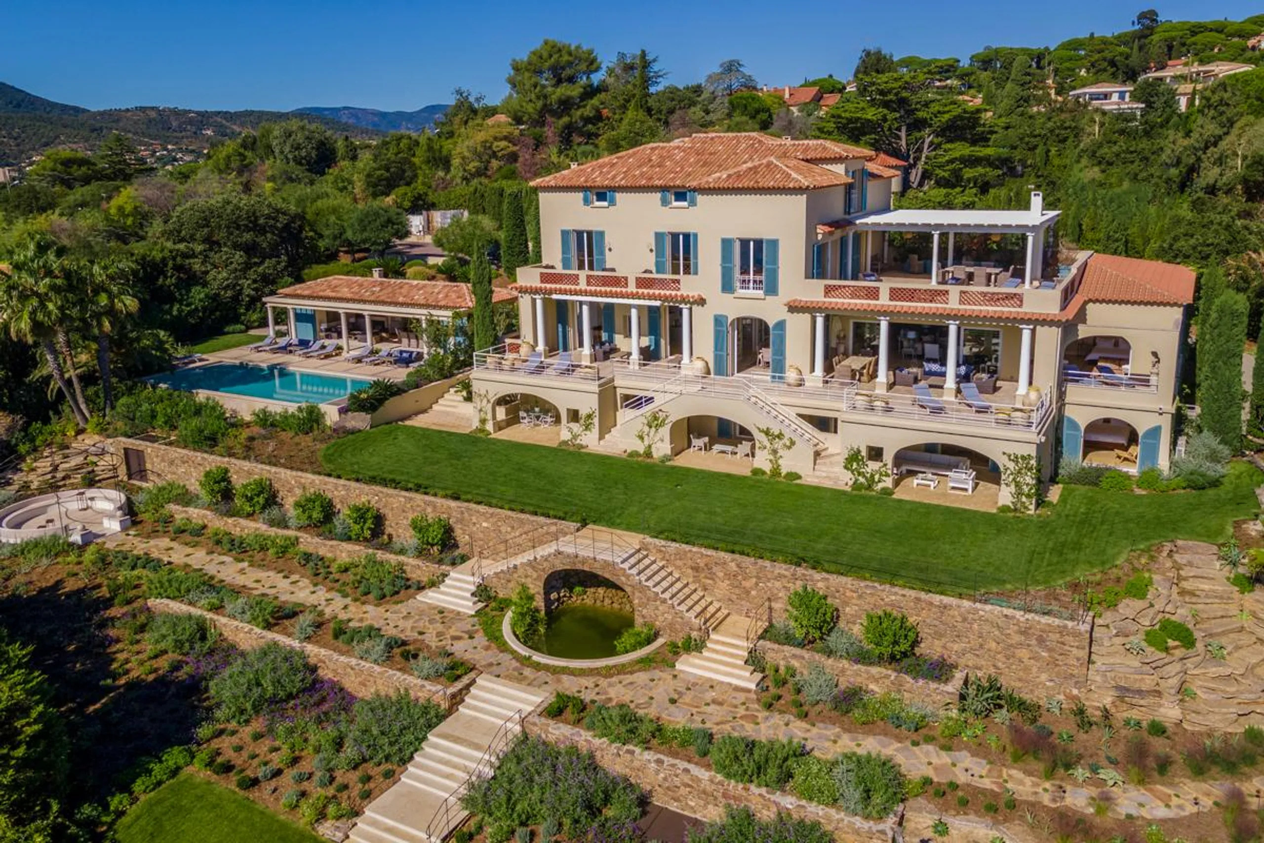 Elegantly Appointed 9-Bedroom Villa Expansive Gardens, Infinity Pool & Stunning Sea Views, Sainte Maxime