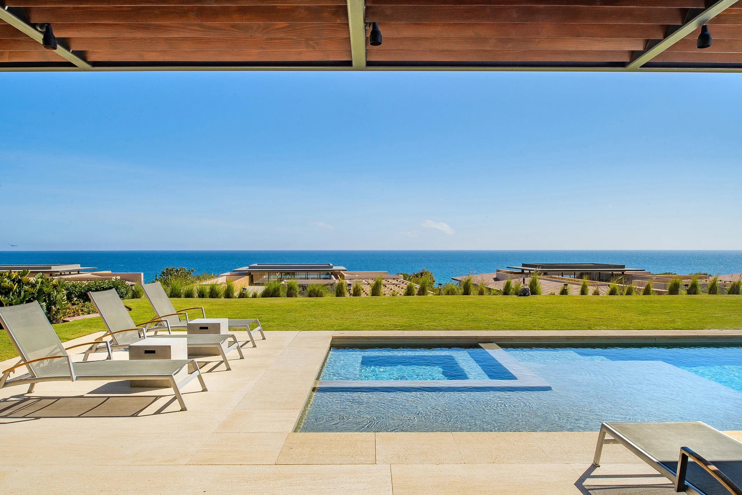 Exclusive Enclave Estate with Private Pool and Ocean Views — photograph 9