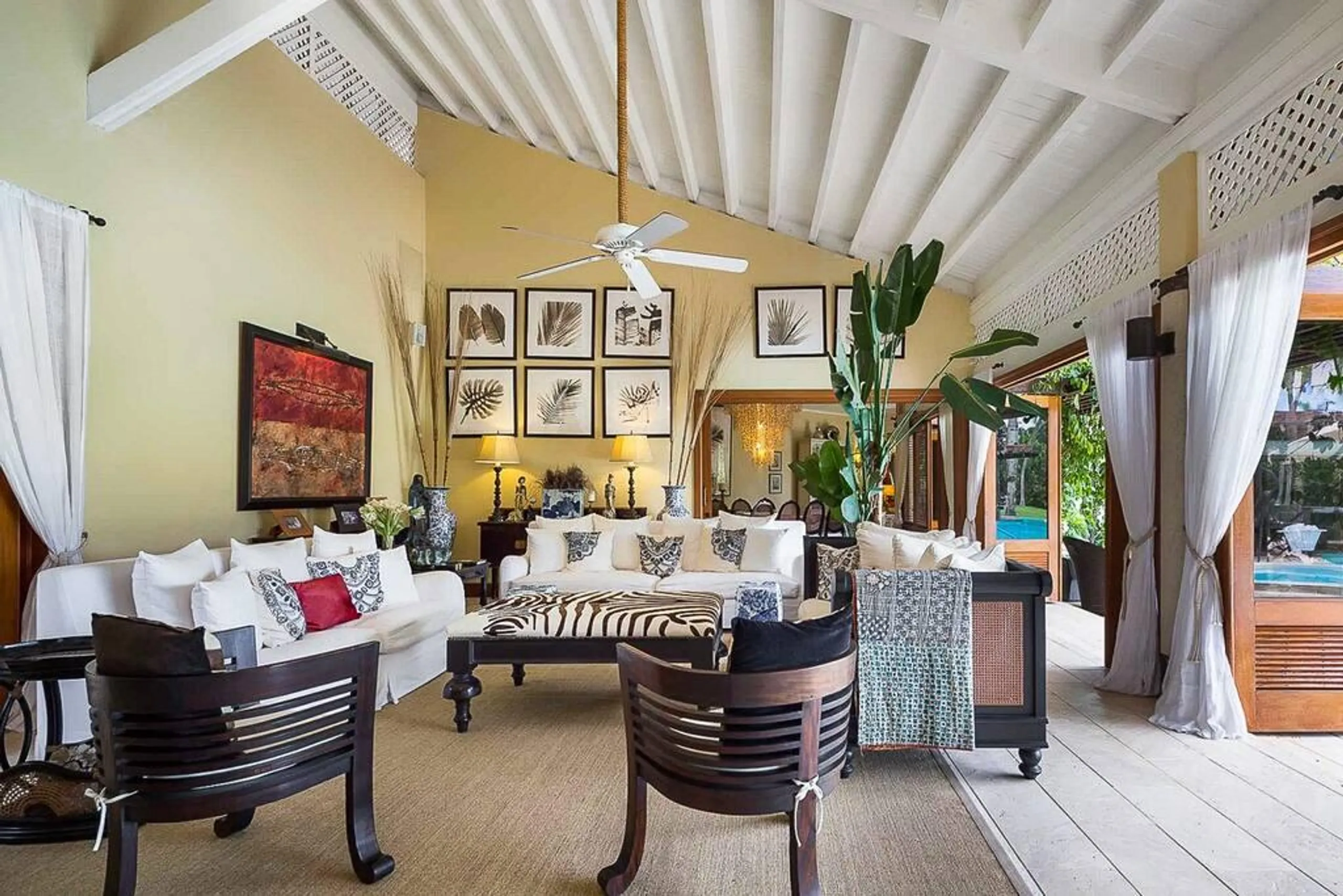 Refined Tropical Retreat with Private Pool and Gazebo — photograph 6