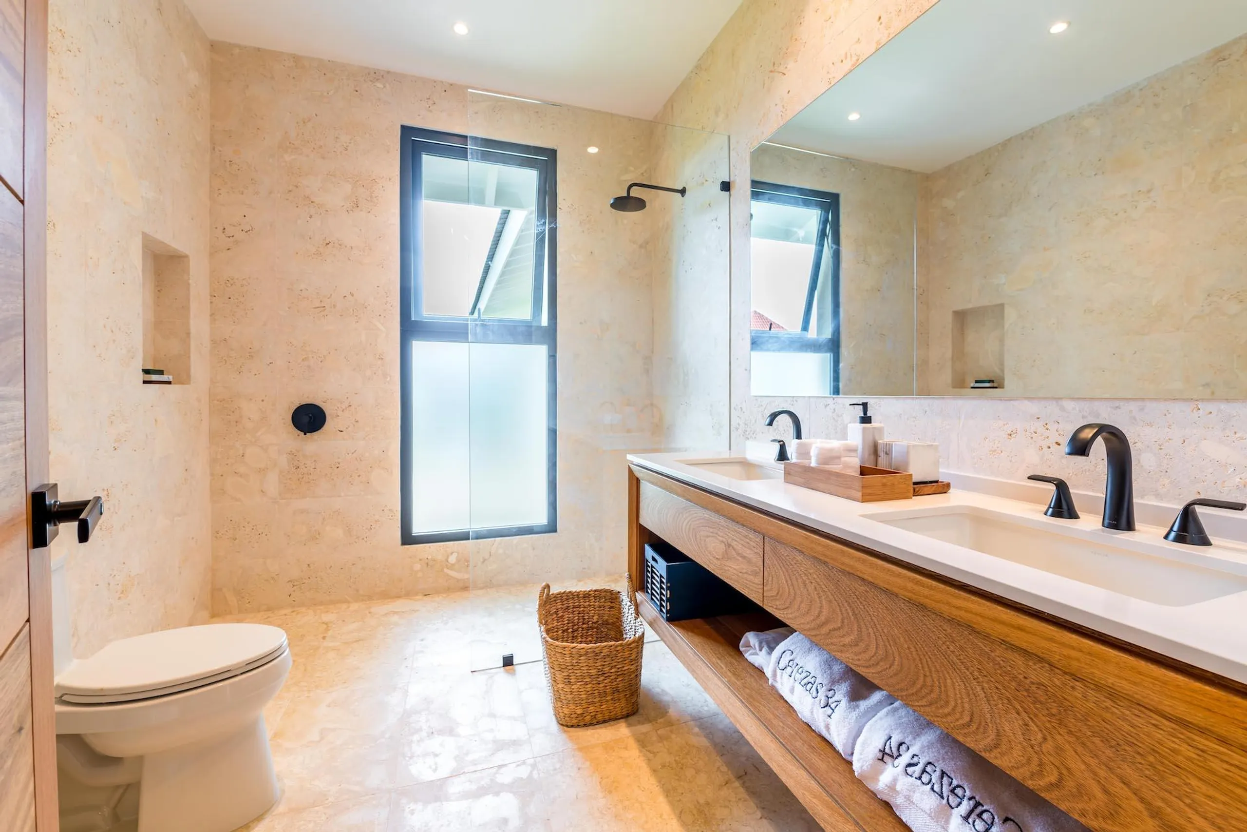 Resplendent 5BR Villa near Minitas Beach, La Marina, and La Romana Country Club — photograph 12