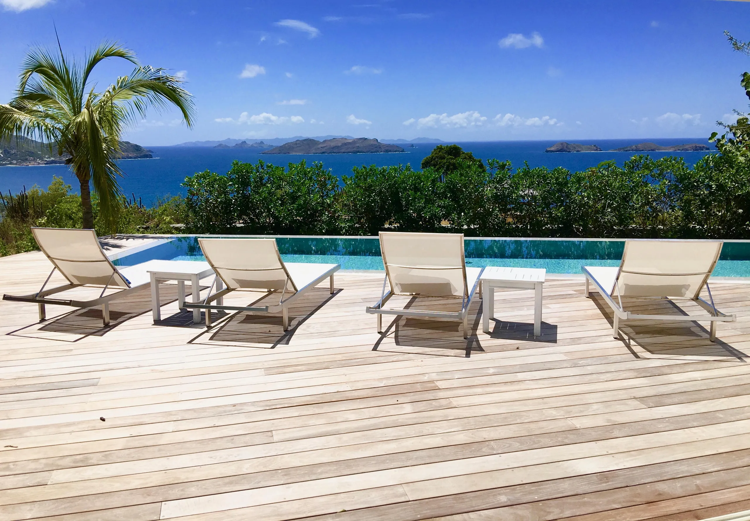 Exquisite Seaside Villa with Private Pool and Ocean Views — photograph 2