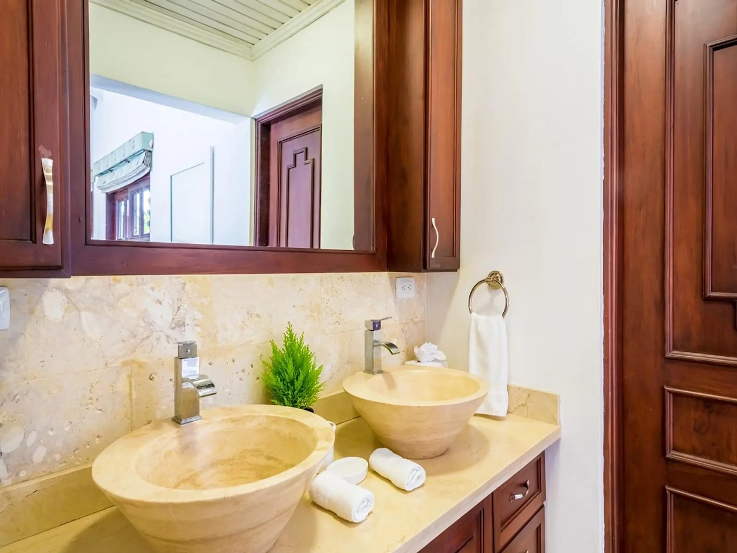 Prestigious Paradise Estate with Private Pool and Hot Tub — photograph 12