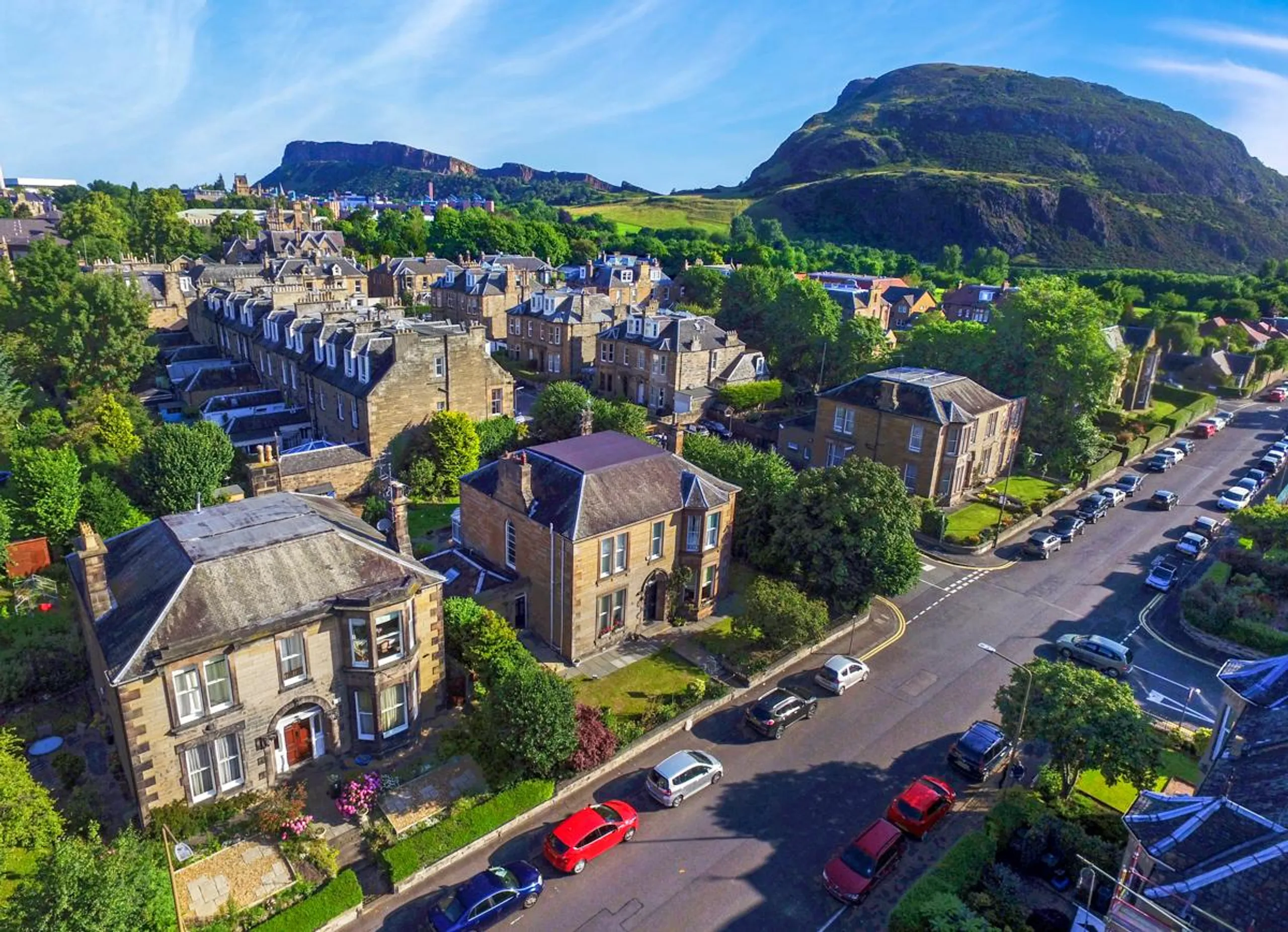 Prestigious 6BR Villa in Edinburgh with High Ceilings — photograph 3