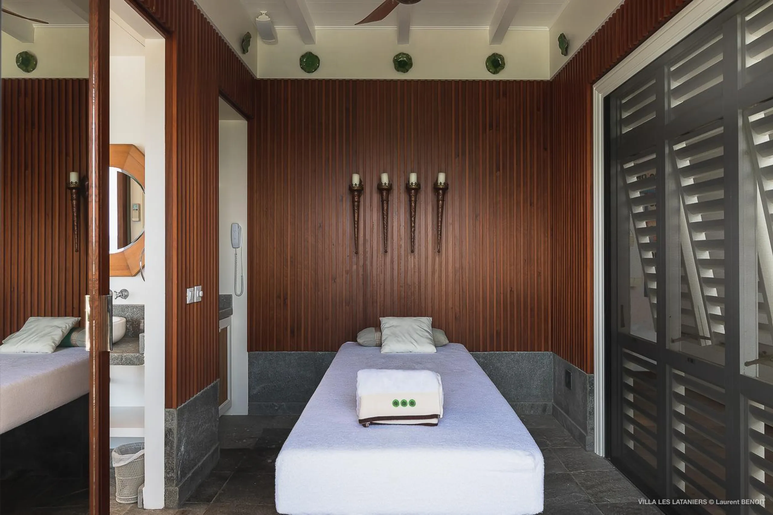 Opulent Paradise Villa with Private Pool and Walks to Beach — photograph 12