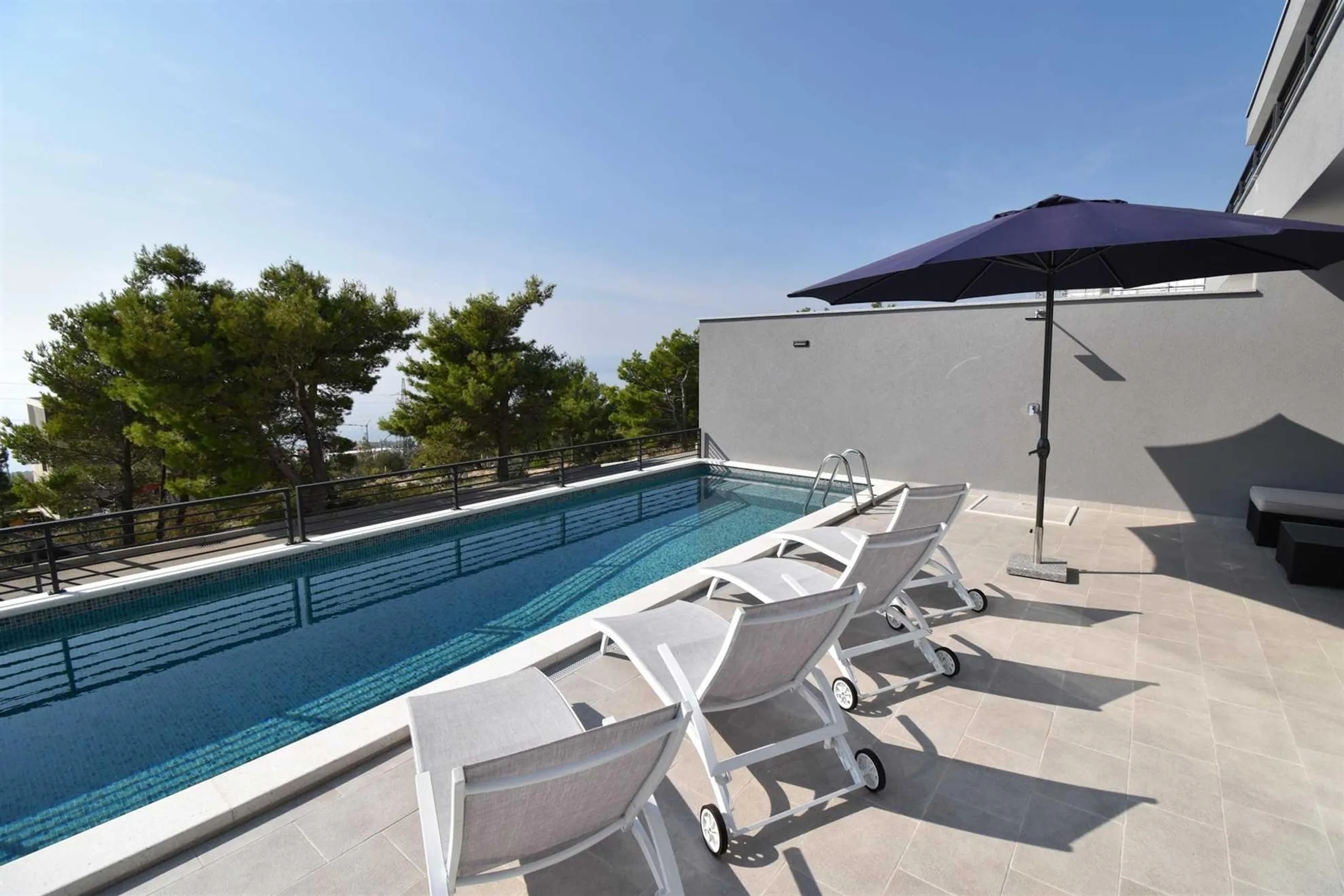 Tranquil Modern Villa with Heated Pool and Stunning Sea Views — photograph 6