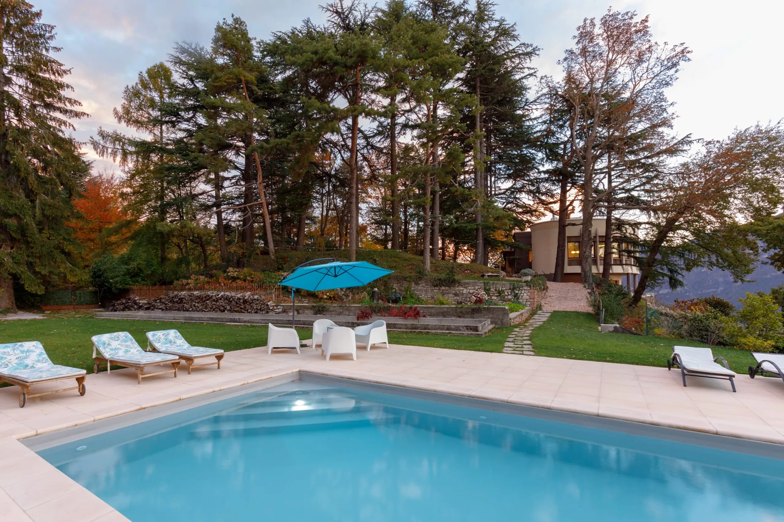 Captivating 6 BR Mid-Century Villa with Panoramic VIews — photograph 9