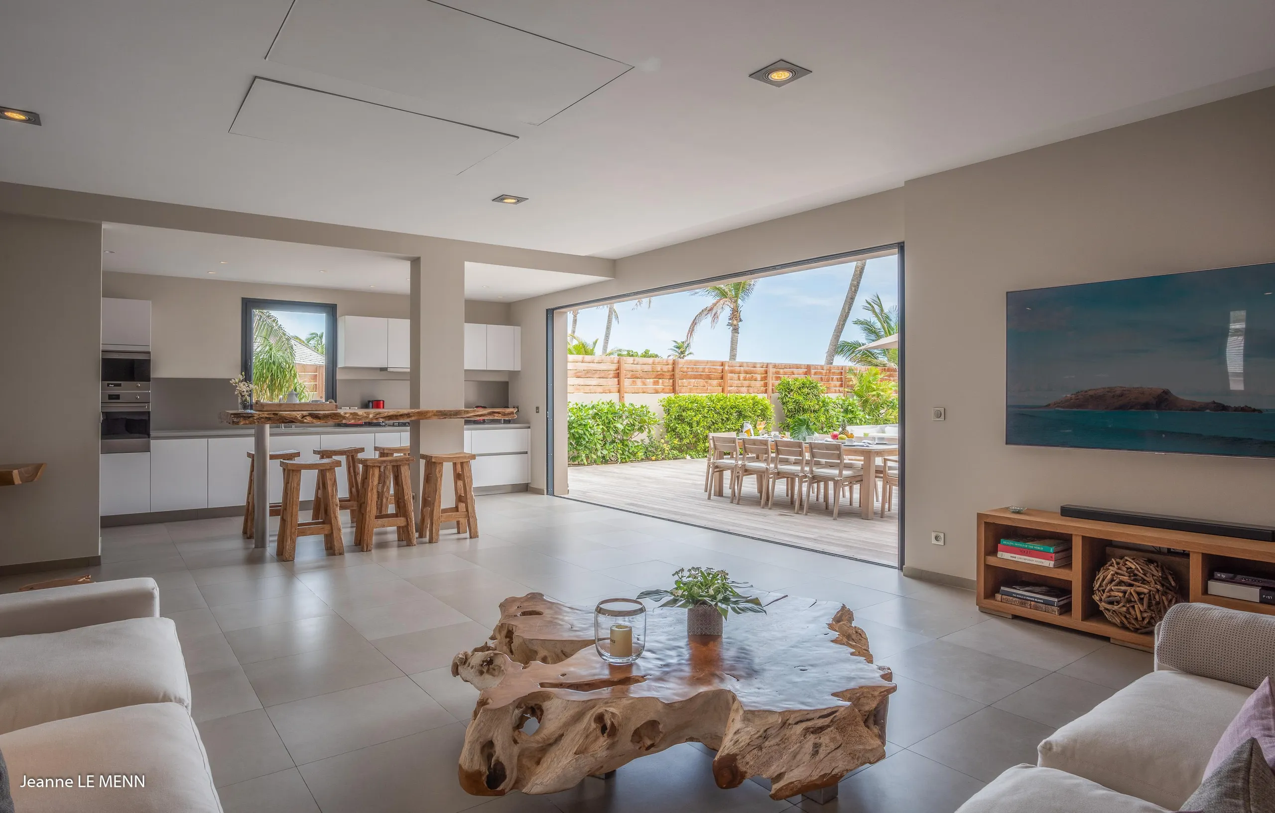 Beachfront Luxury Villa with Private Pool and Ocean Views — photograph 8