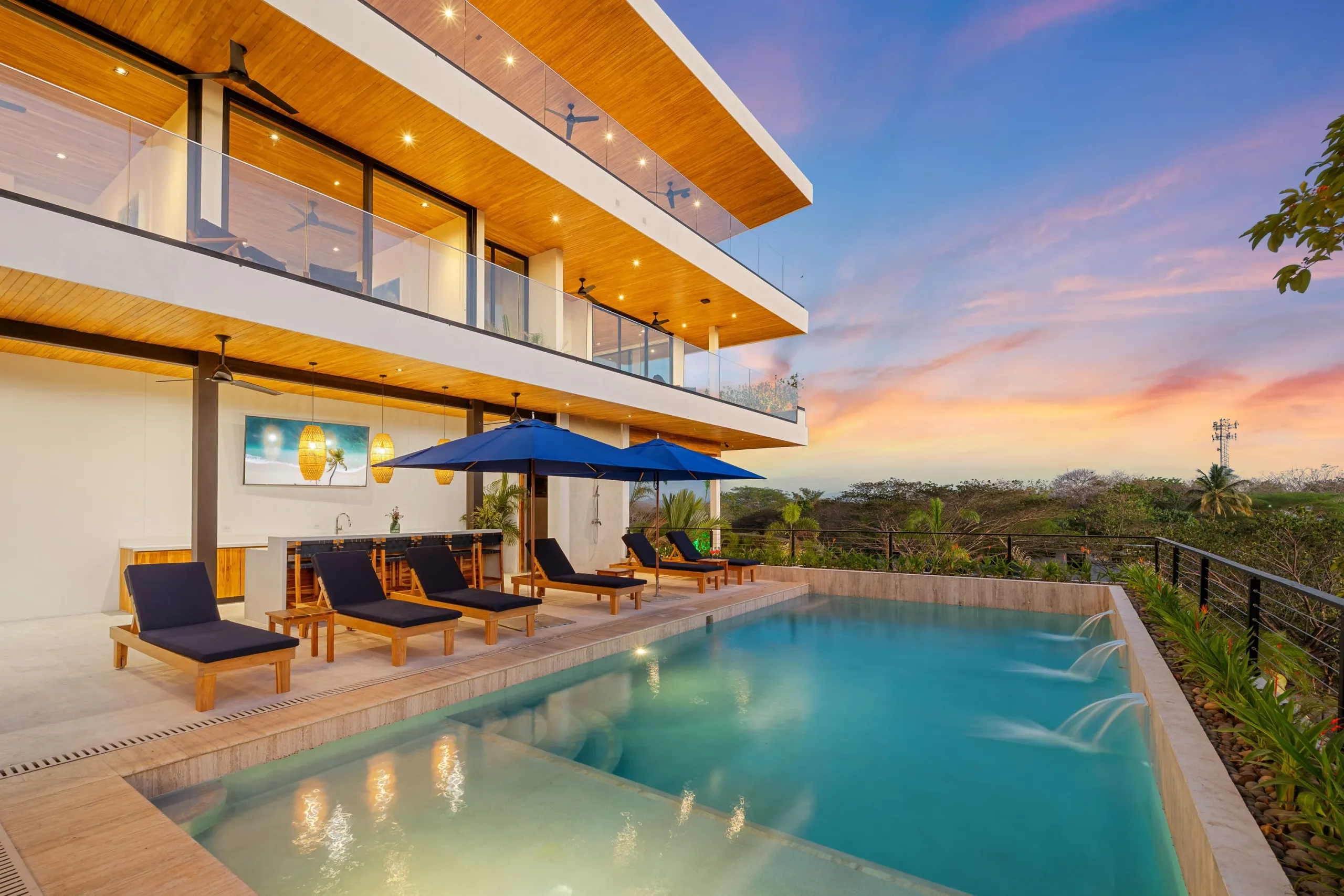 Luxe Hilltop Villa with Private Pool and 360° Views — photograph 2