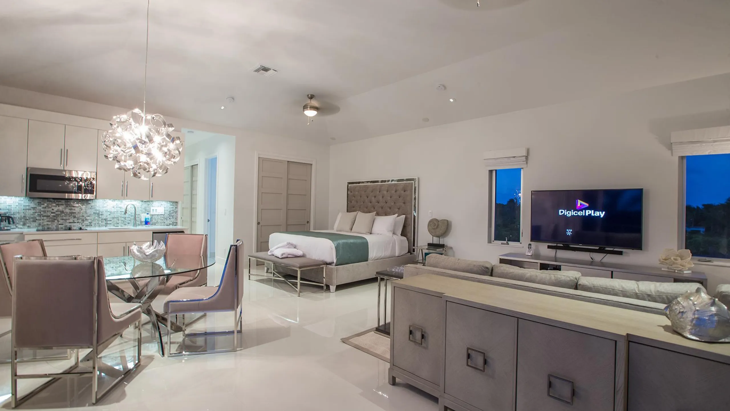 Luxurious Modern Getaway, Steps from Award-Winning  Pelican Beach — photograph 8
